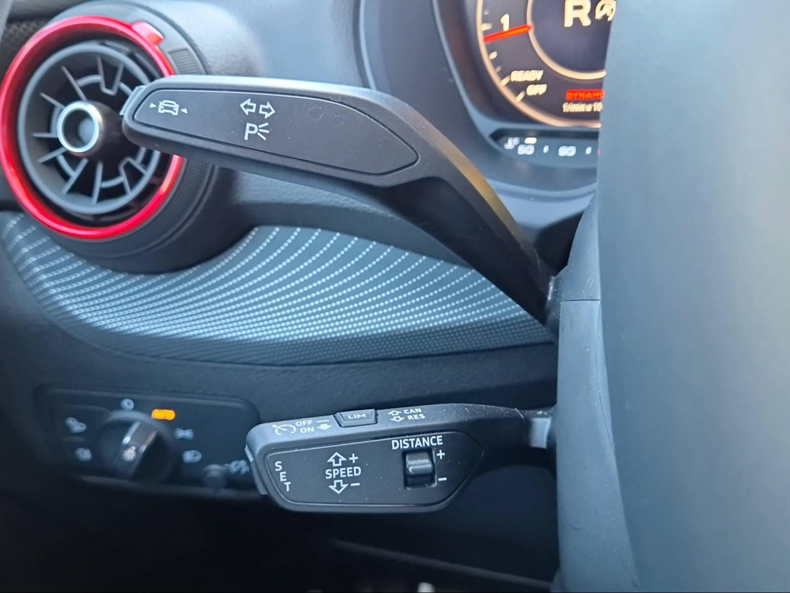 AUDI Q2 40 TFSI S line Attraction quattro S-tronic Daytonagrau Perleffekt-image-17