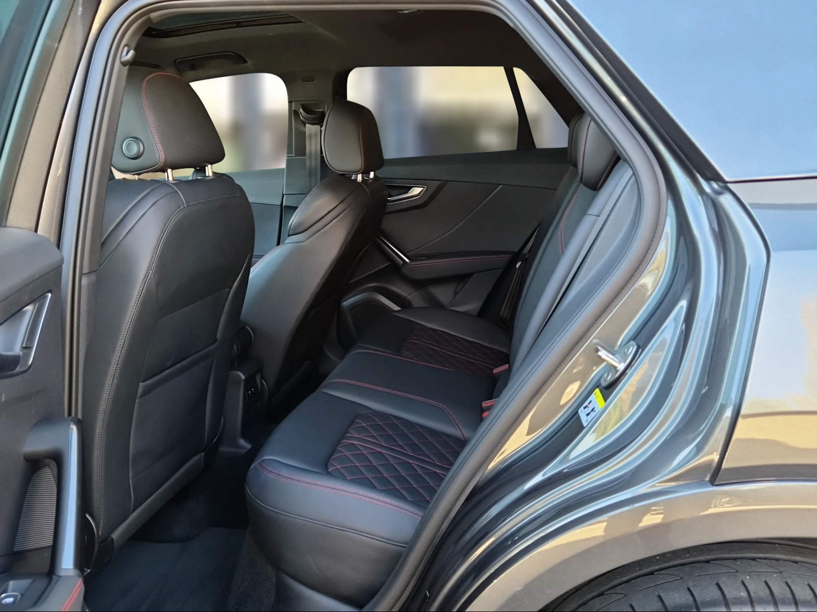 AUDI Q2 40 TFSI S line Attraction quattro S-tronic Daytonagrau Perleffekt-image-9