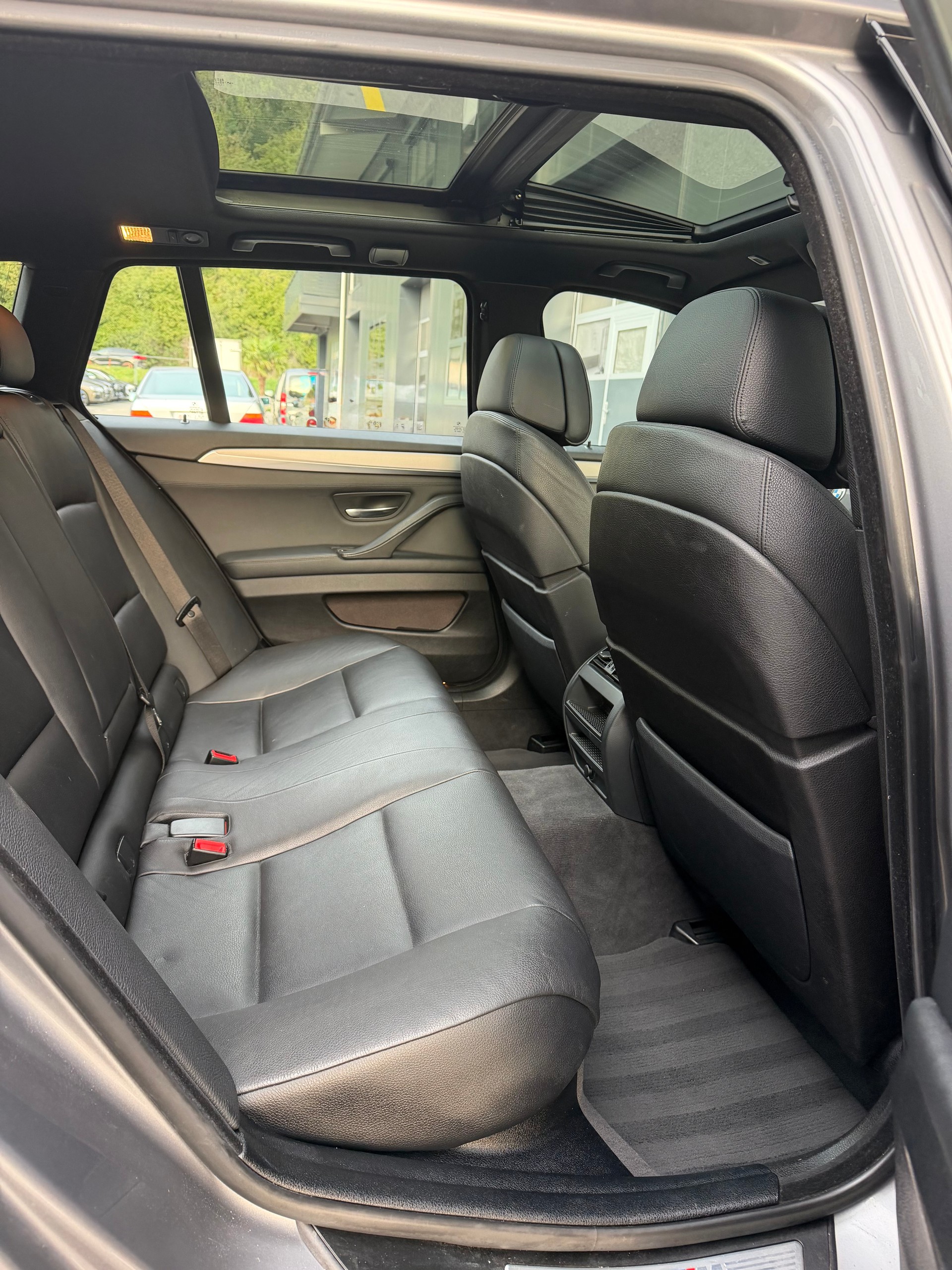 BMW 535i xDrive Pack-M Touring Steptronic-image-8