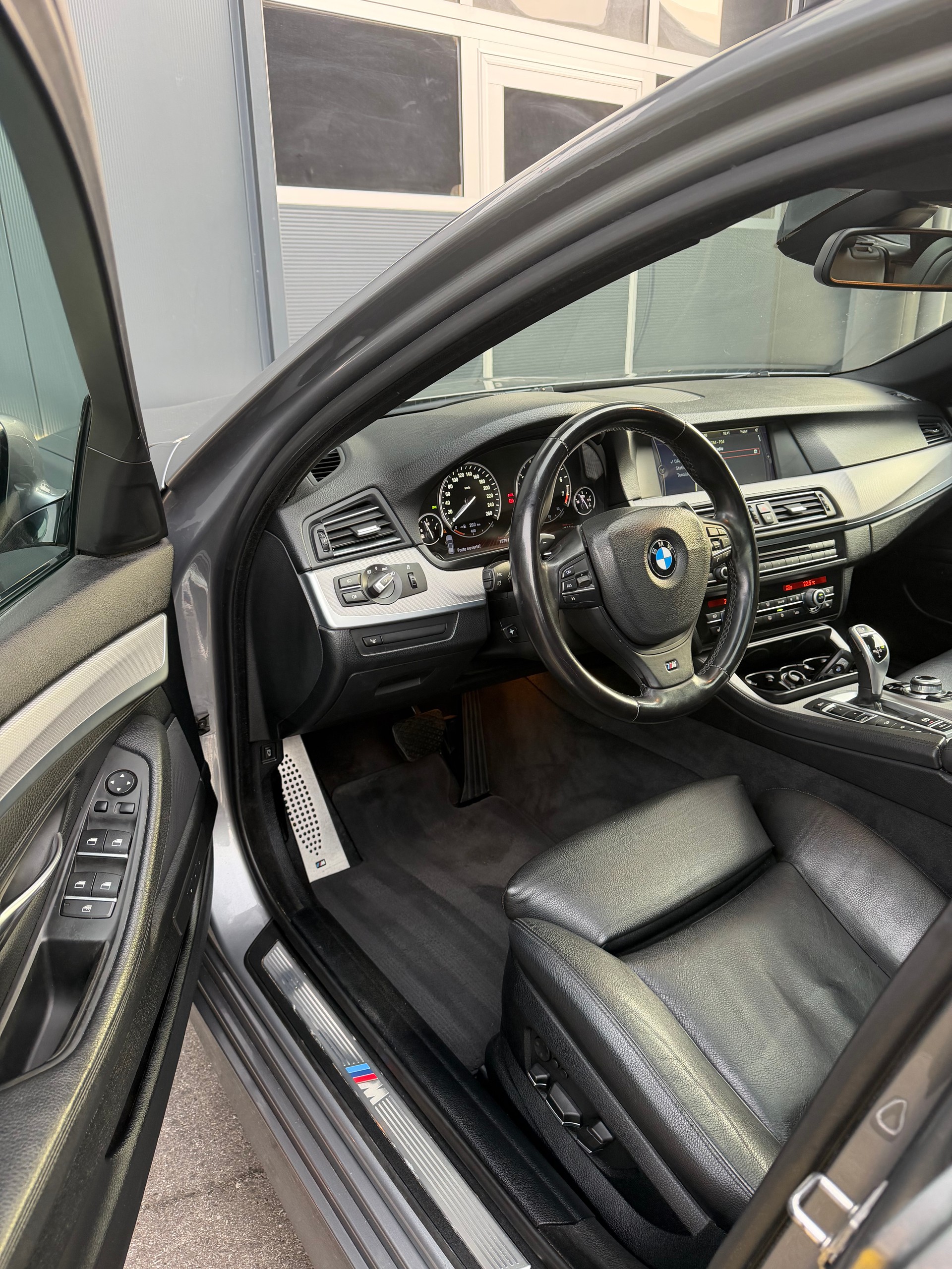 BMW 535i xDrive Pack-M Touring Steptronic-image-12