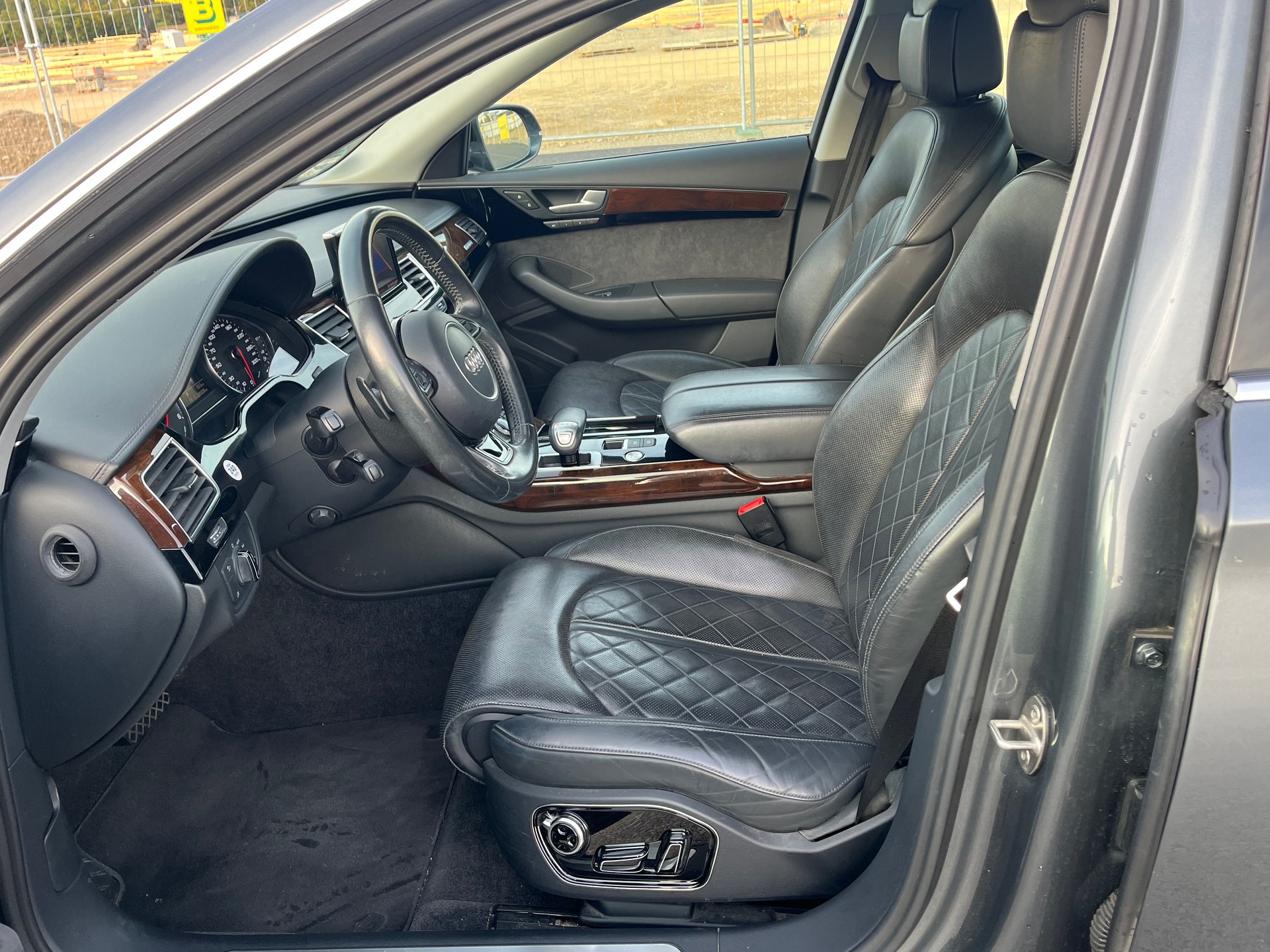 AUDI A8 3.0 TDI quattro tiptronic-image-11