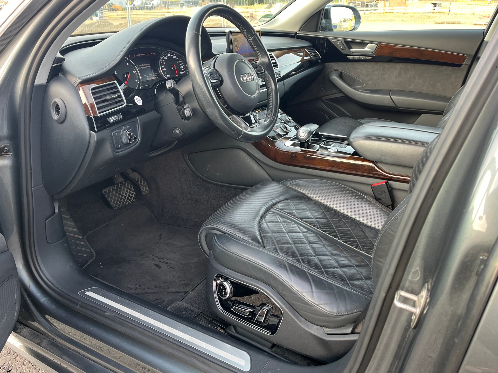 AUDI A8 3.0 TDI quattro tiptronic-image-12