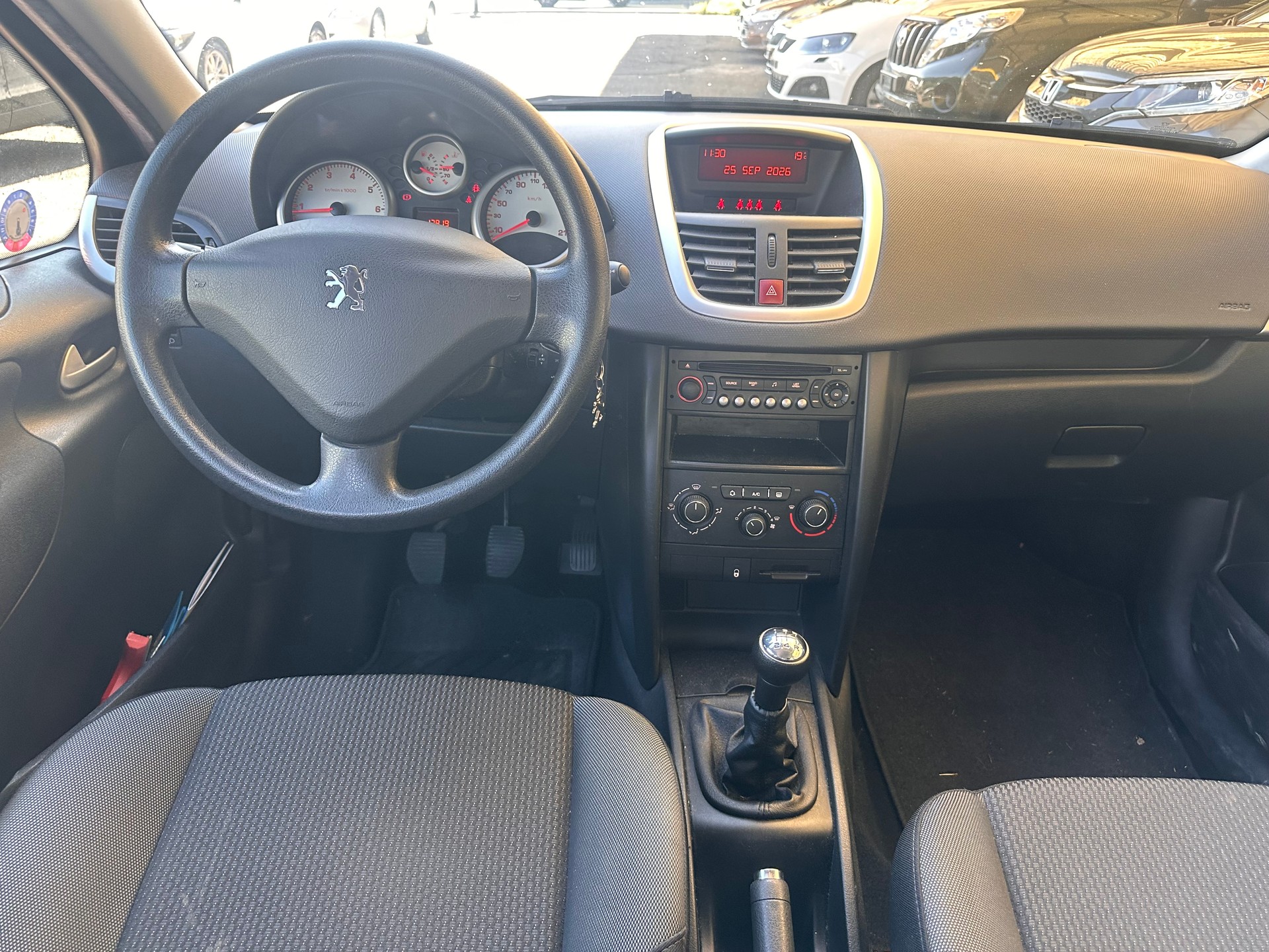 PEUGEOT 207 1.4 16V Trendy Clim-image-13