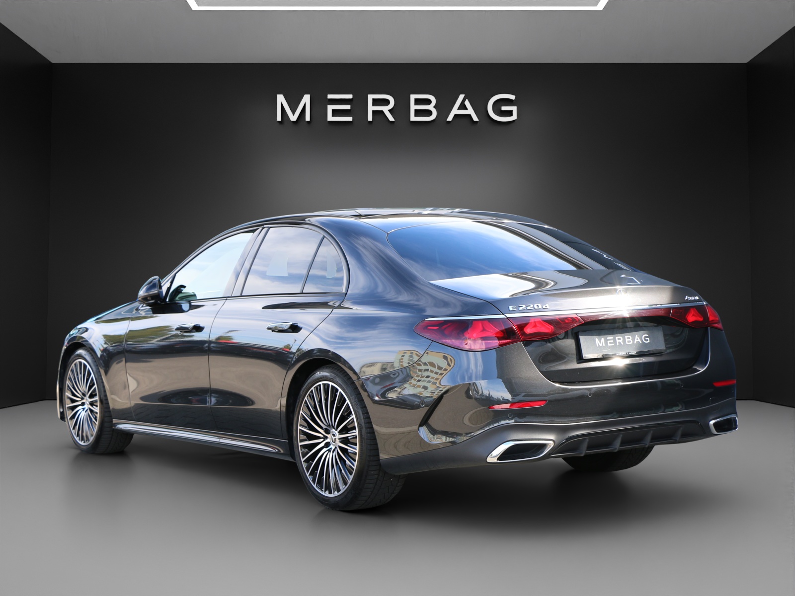 MERCEDES-BENZ E 220 d 4Matic AMG Line-image-2