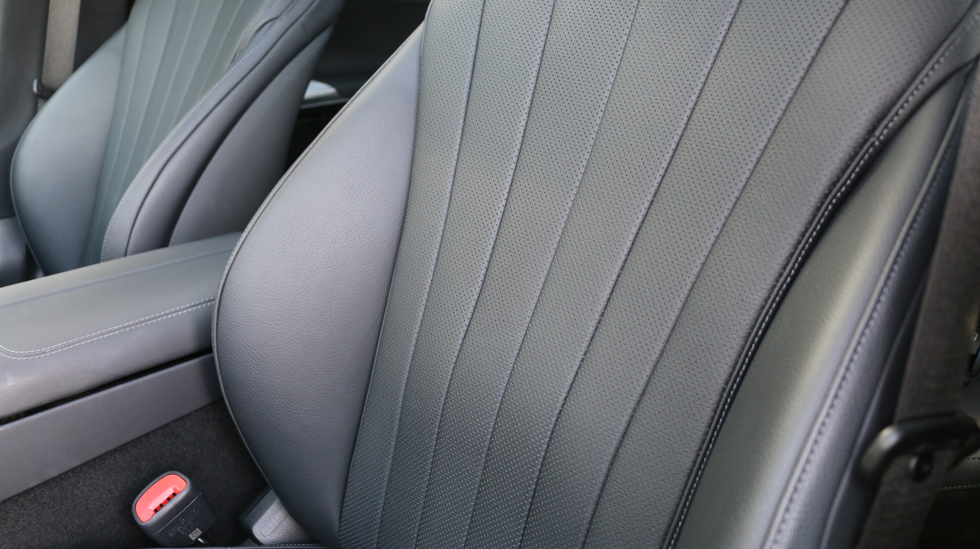 MERCEDES-BENZ E 220 d 4Matic AMG Line-image-10