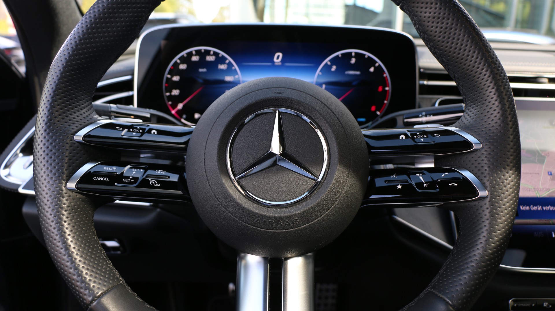 MERCEDES-BENZ E 220 d 4Matic AMG Line-image-13