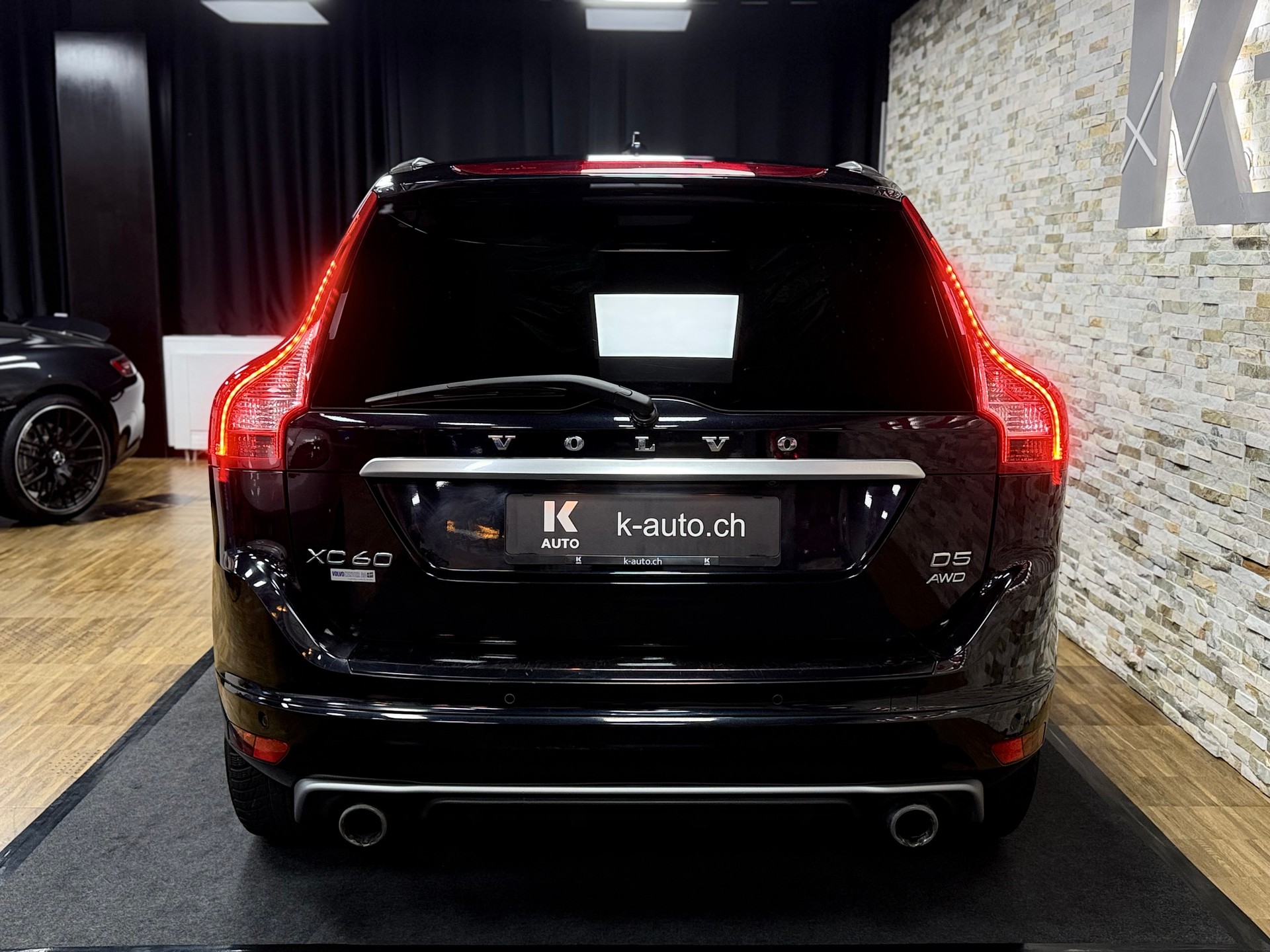 VOLVO XC60 D5 AWD Summum R-Design Geartronic-image-3