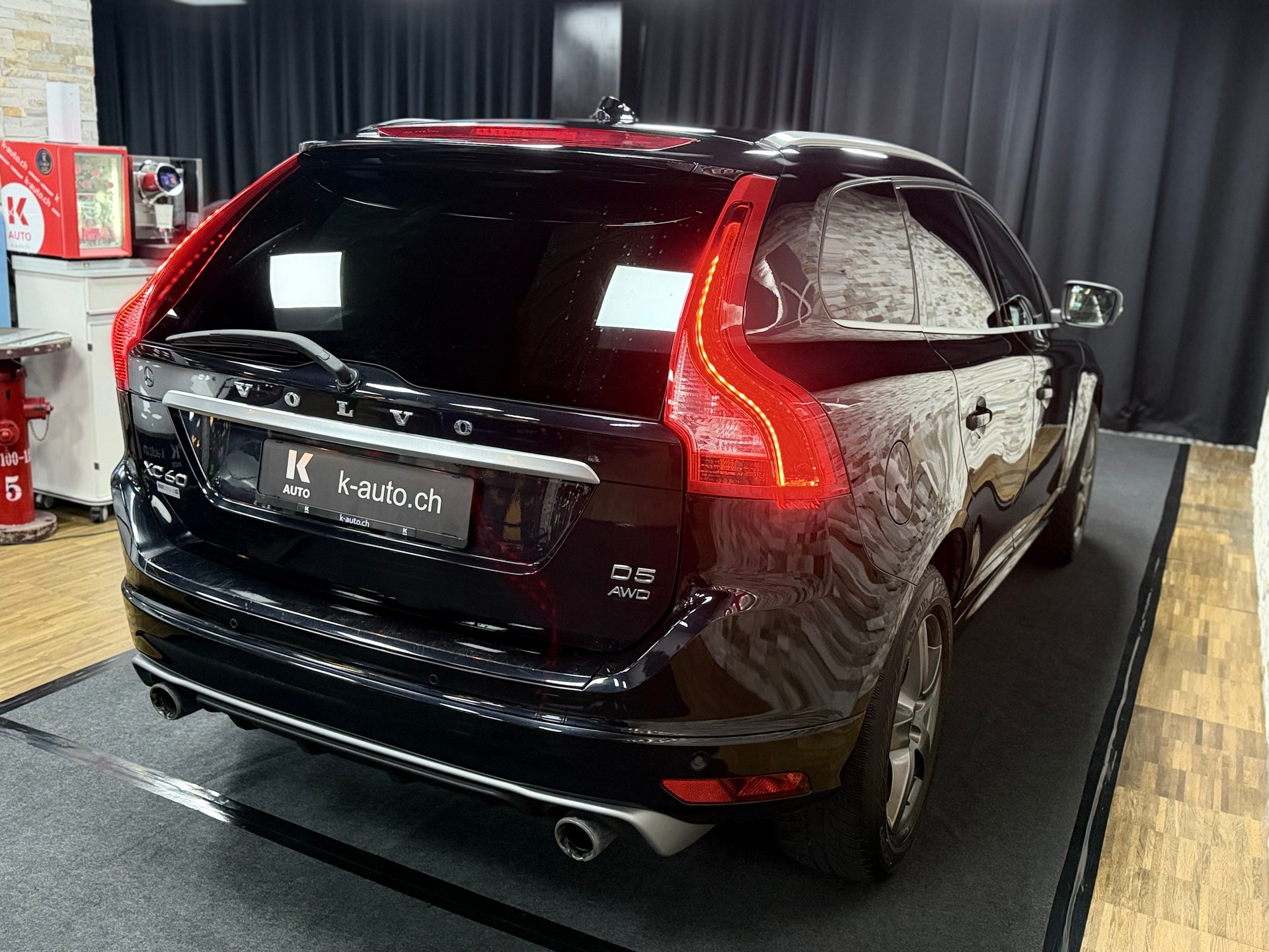 VOLVO XC60 D5 AWD Summum R-Design Geartronic-image-4