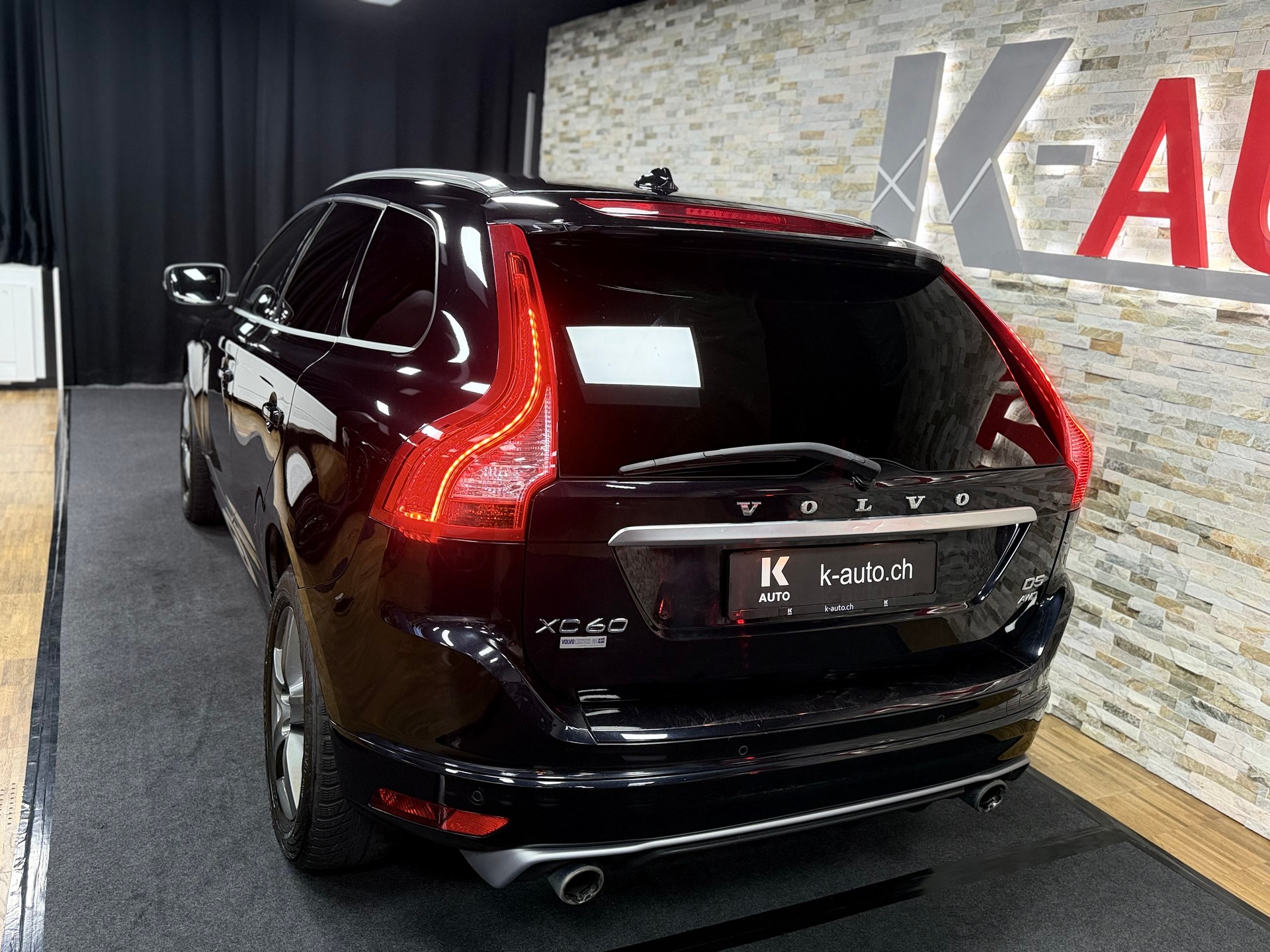 VOLVO XC60 D5 AWD Summum R-Design Geartronic-image-2