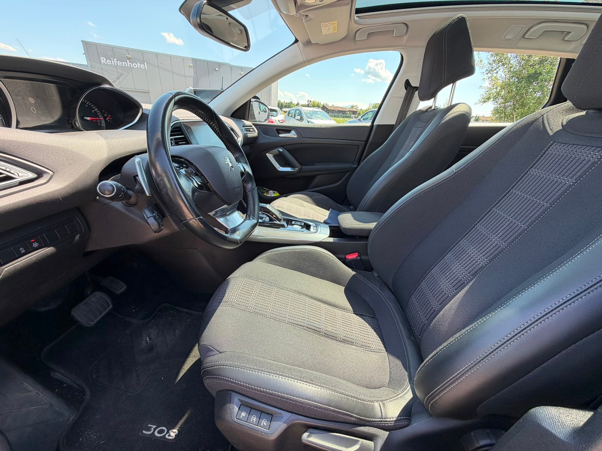 PEUGEOT 308 SW 1.2 Pure Tech Allure EAT8-image-12