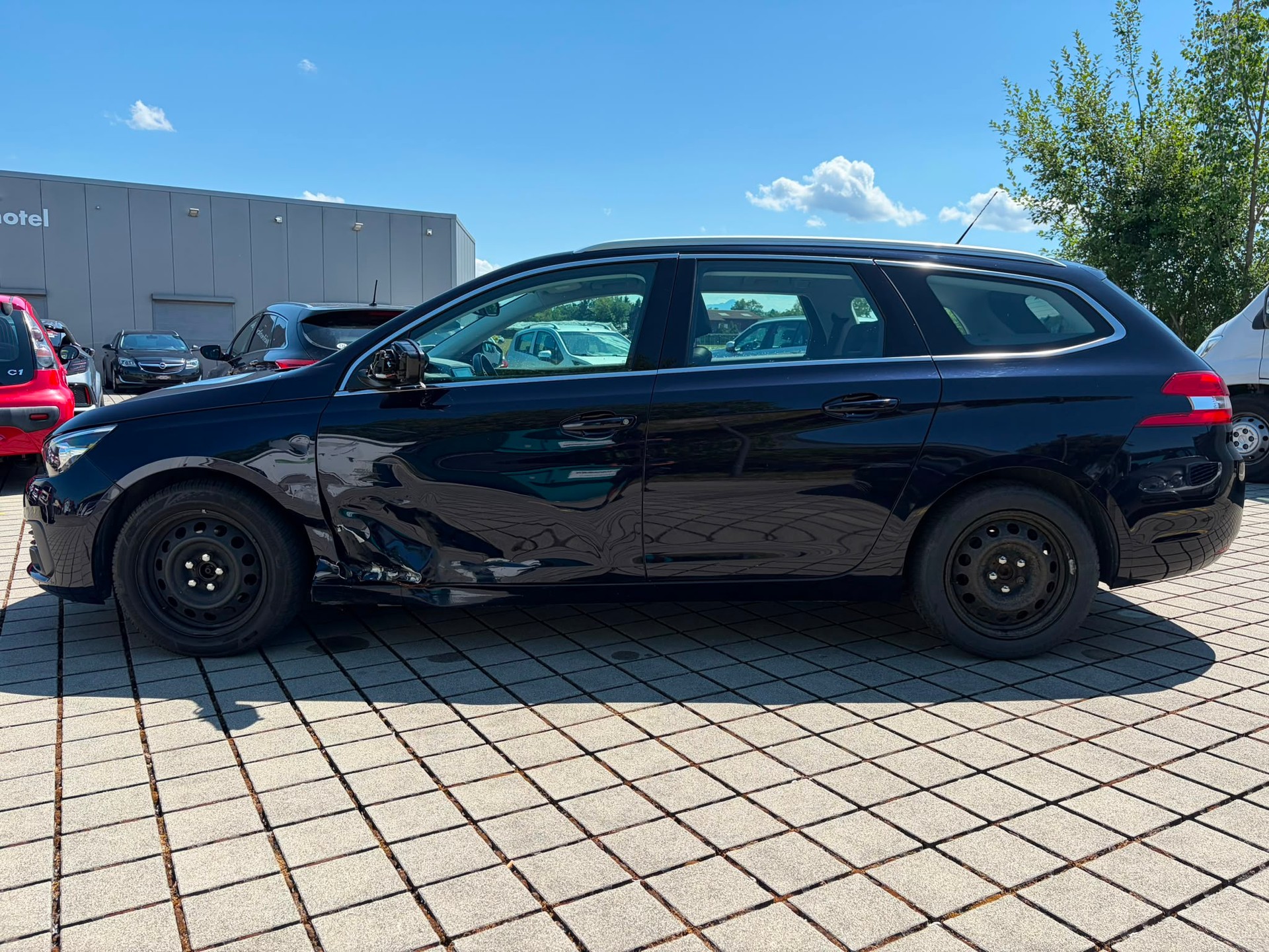 PEUGEOT 308 SW 1.2 Pure Tech Allure EAT8-image-3