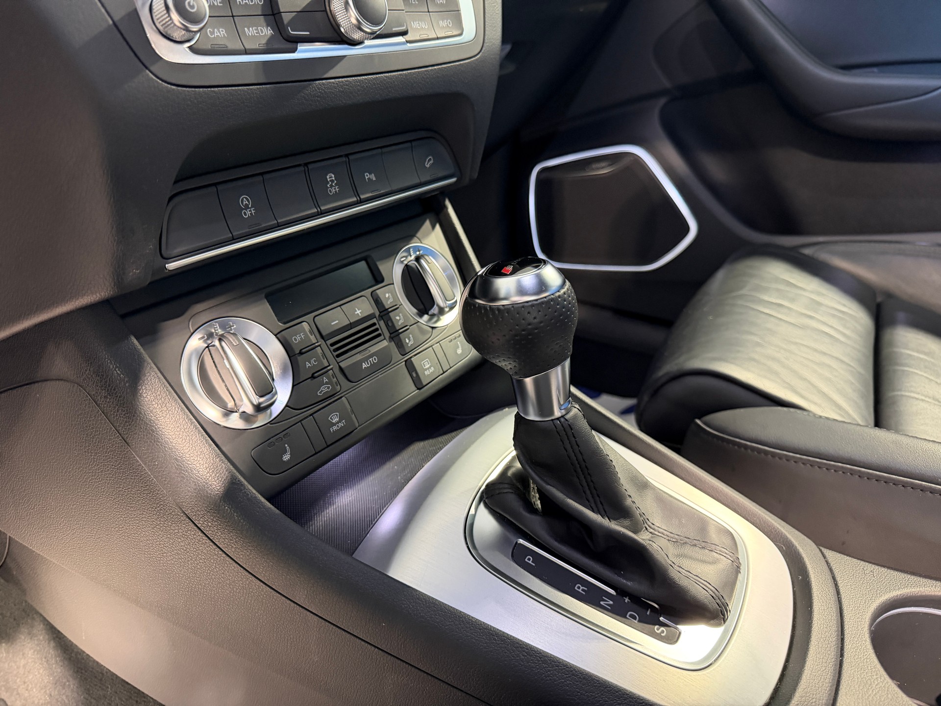 AUDI Q3 2.0 TFSI quattro S-tronic-image-2