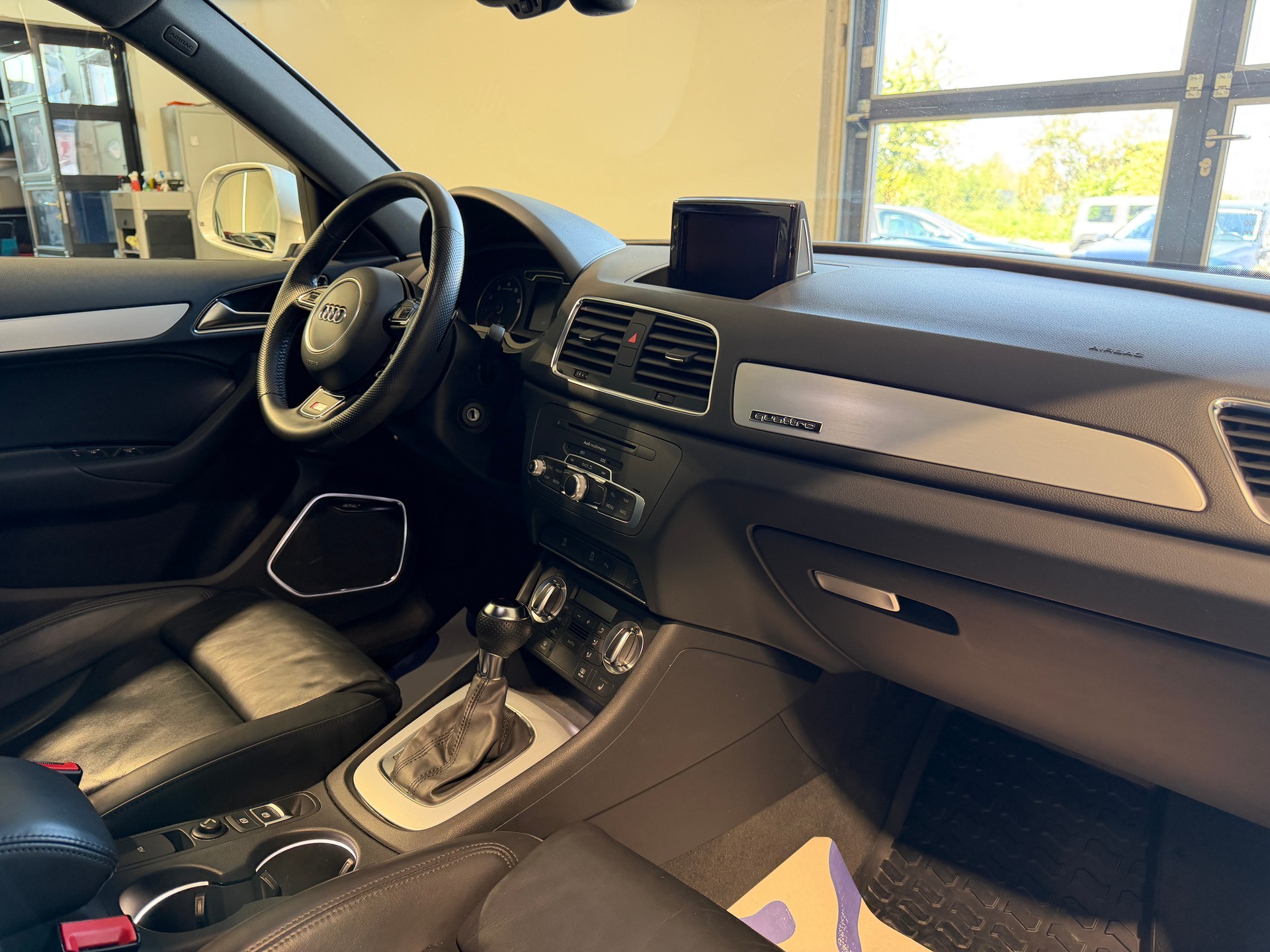 AUDI Q3 2.0 TFSI quattro S-tronic-image-14