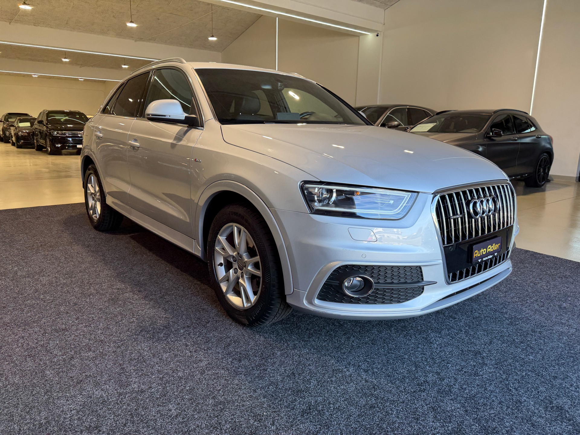 AUDI Q3 2.0 TFSI quattro S-tronic-image-4