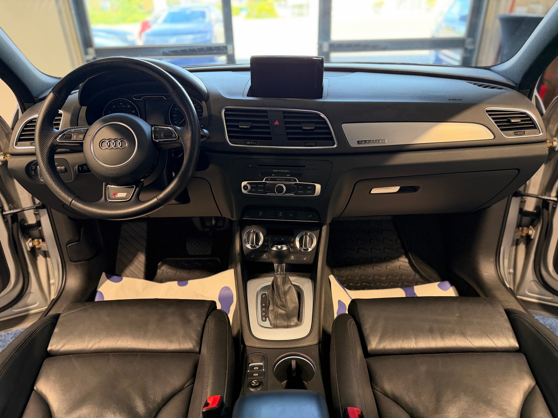 AUDI Q3 2.0 TFSI quattro S-tronic-image-17