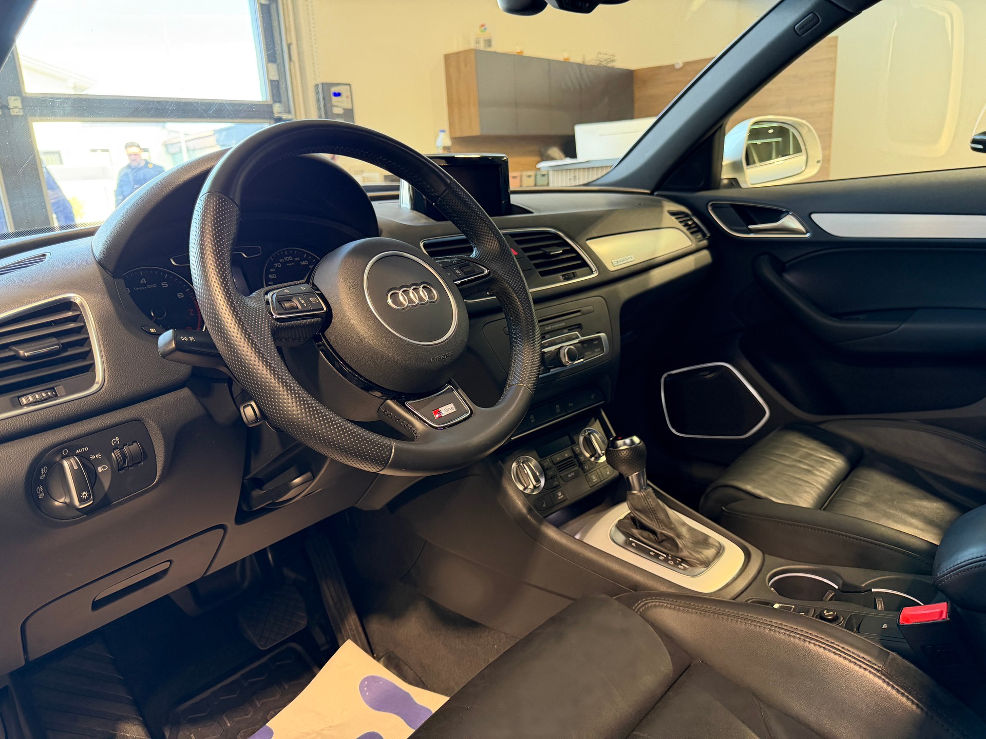 AUDI Q3 2.0 TFSI quattro S-tronic-image-1