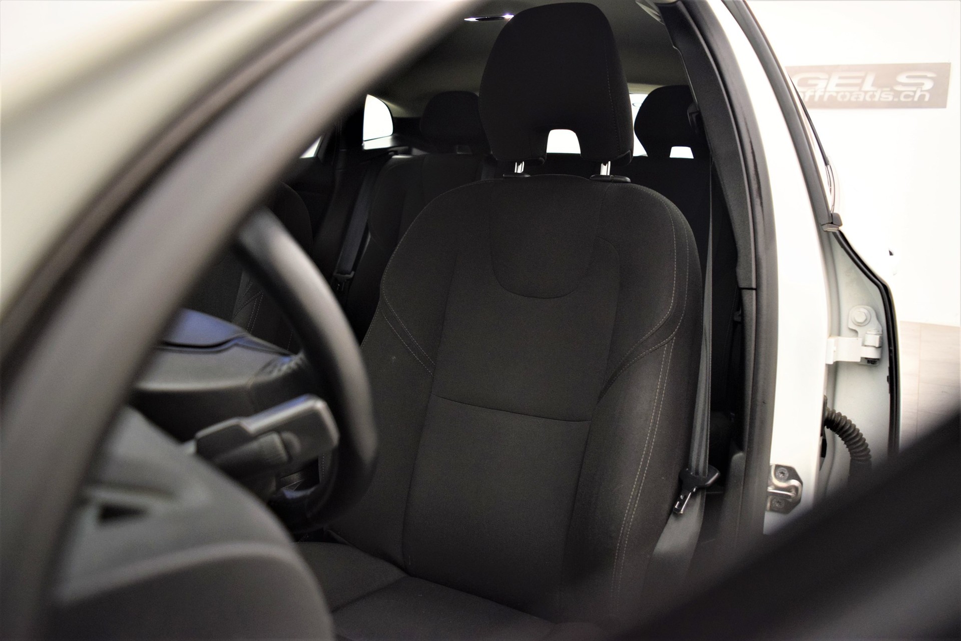 VOLVO V40 Cross Country D2-image-7