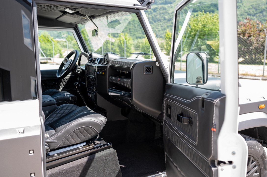 LAND ROVER Defender 90 2.2 TD4 Station Wagon-image-11
