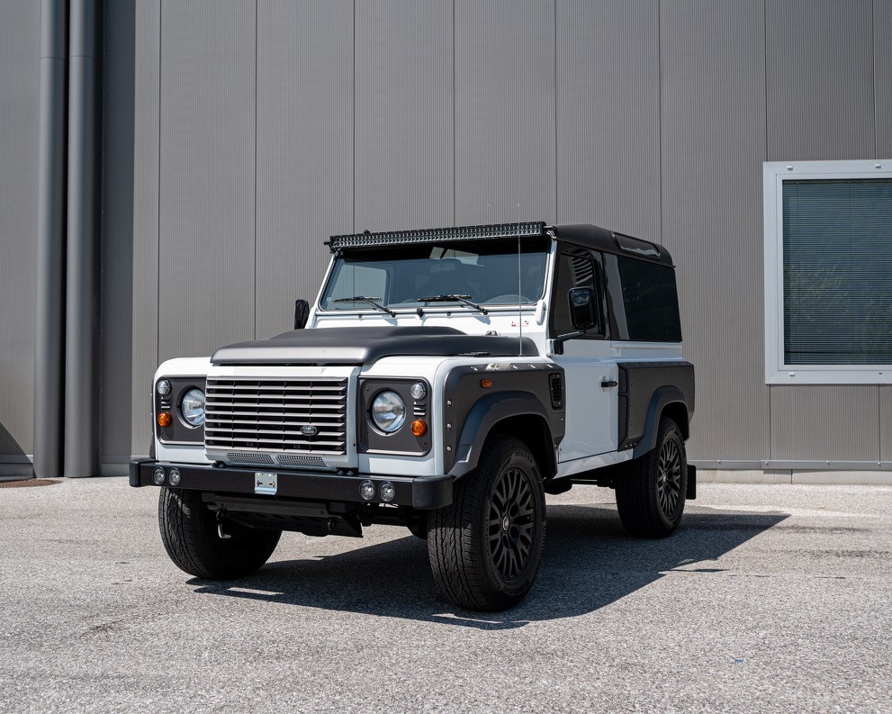 LAND ROVER Defender 90 2.2 TD4 Station Wagon-image-0