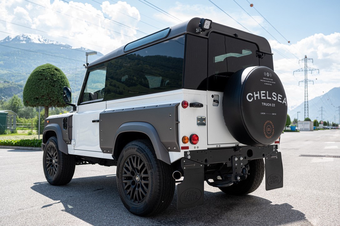 LAND ROVER Defender 90 2.2 TD4 Station Wagon-image-3