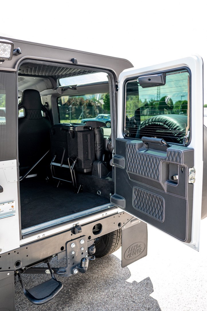 LAND ROVER Defender 90 2.2 TD4 Station Wagon-image-8