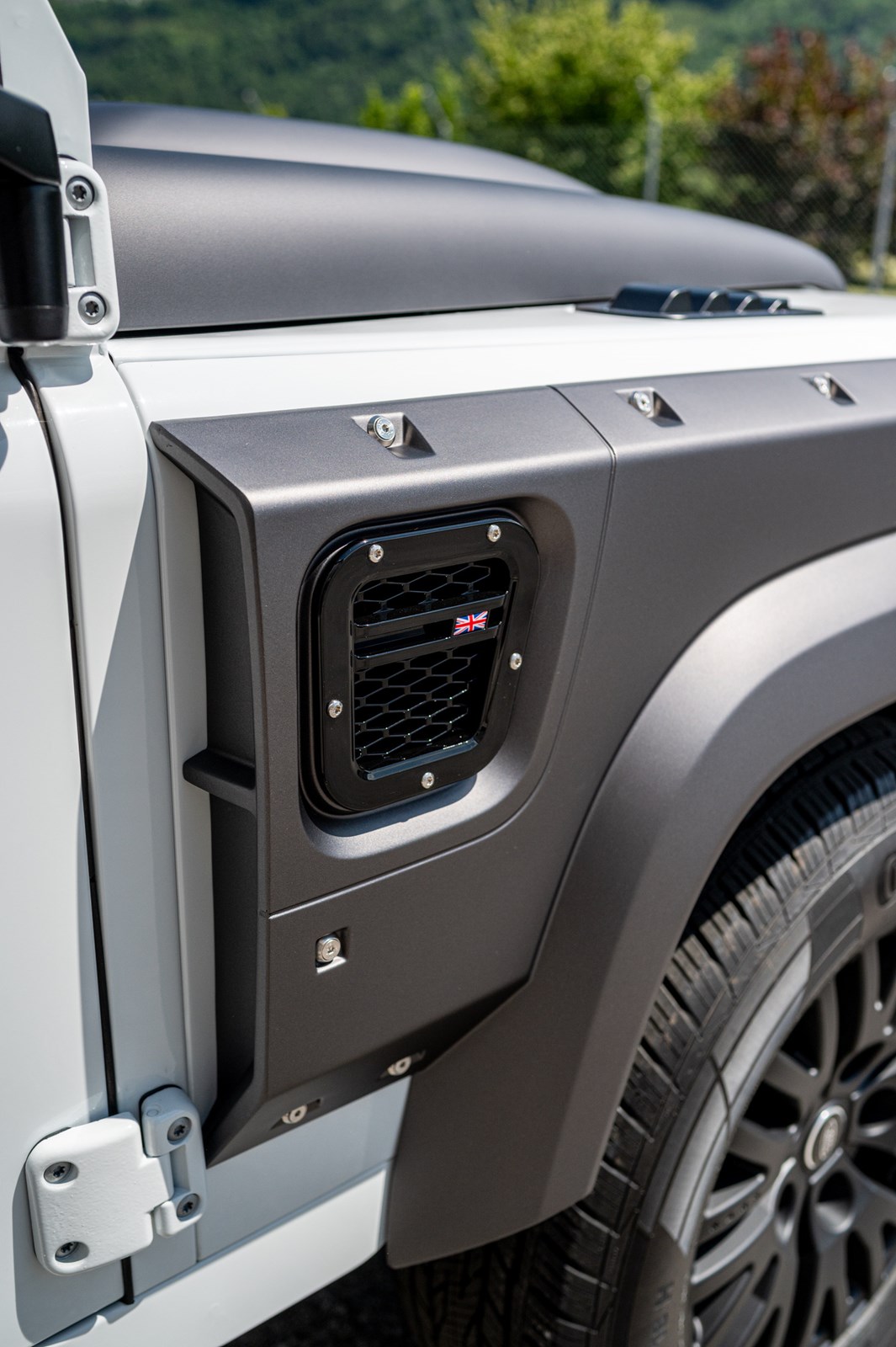LAND ROVER Defender 90 2.2 TD4 Station Wagon-image-6