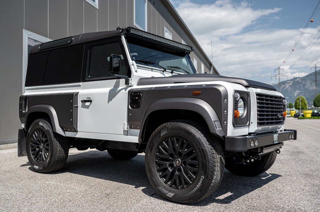 LAND ROVER Defender 90 2.2 TD4 Station Wagon-image-9