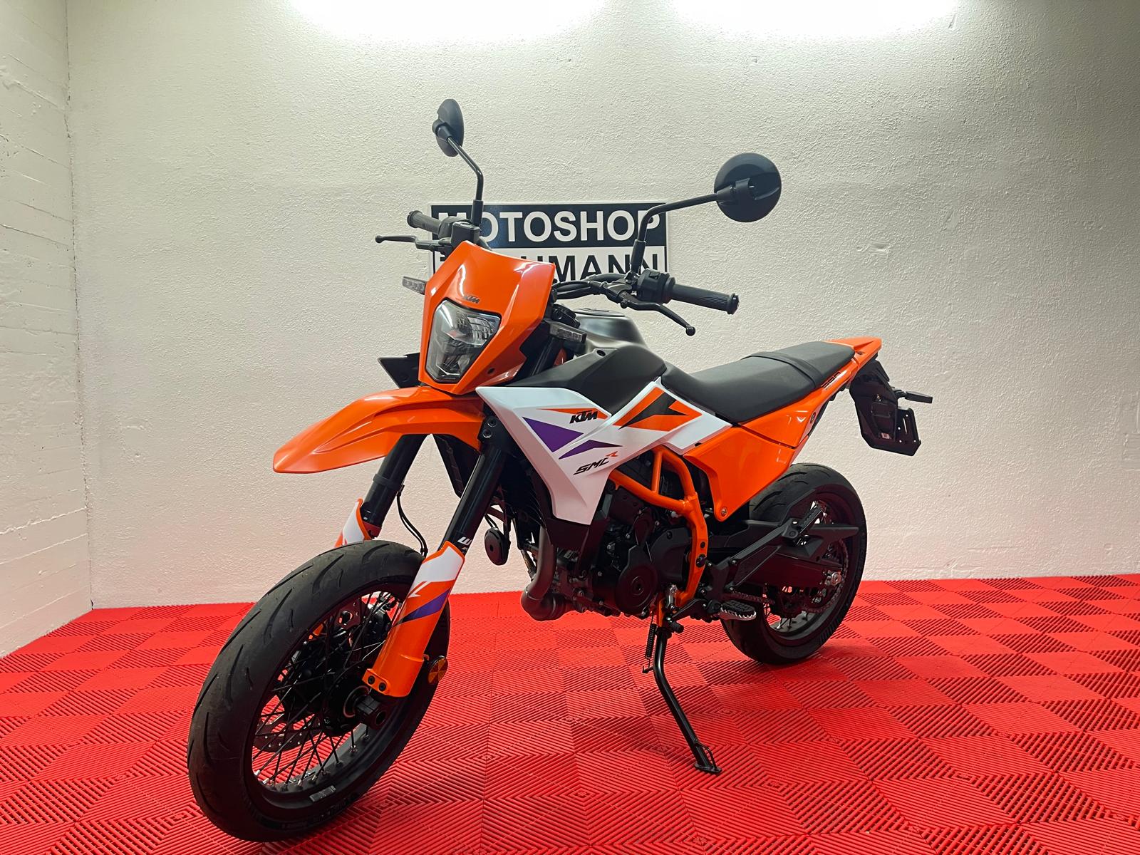 KTM 390 SMC R-showroom-element-2