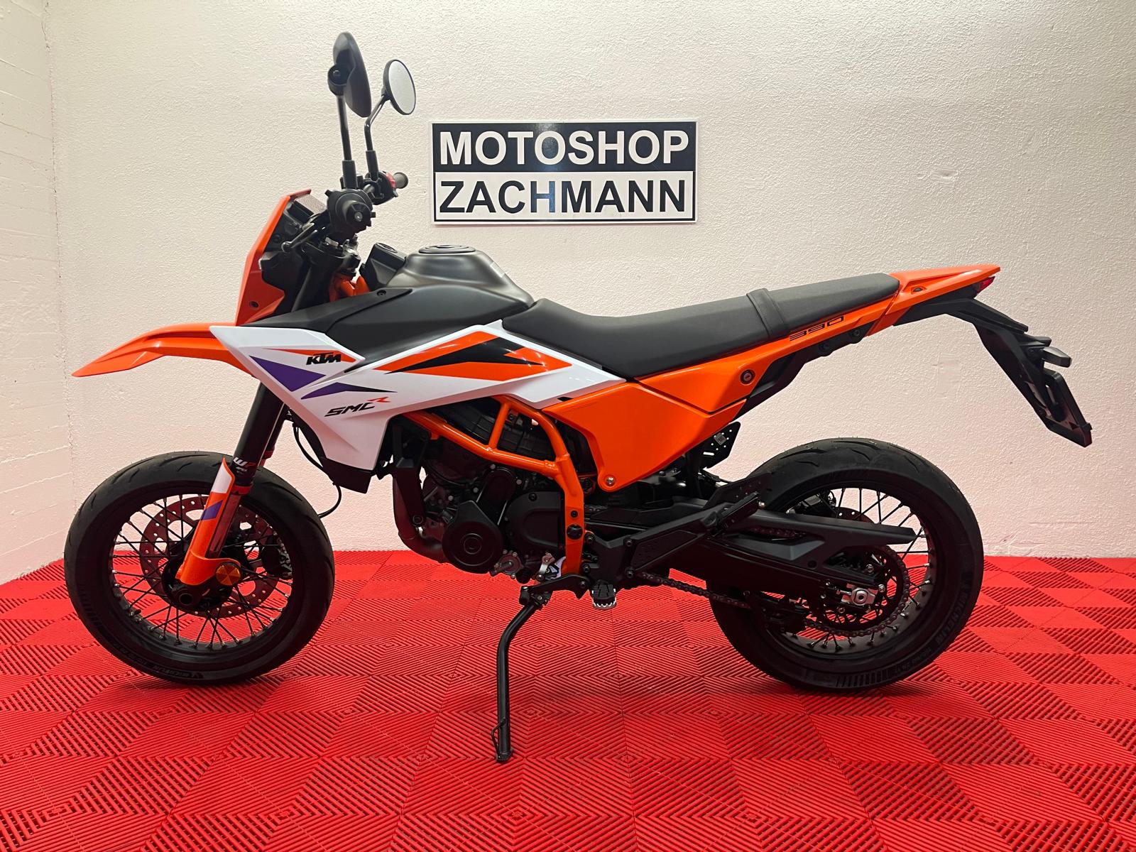 KTM 390 SMC R-showroom-element-3