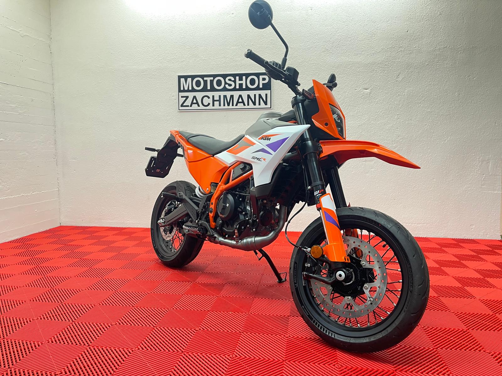 KTM 390 SMC R-showroom-element-1