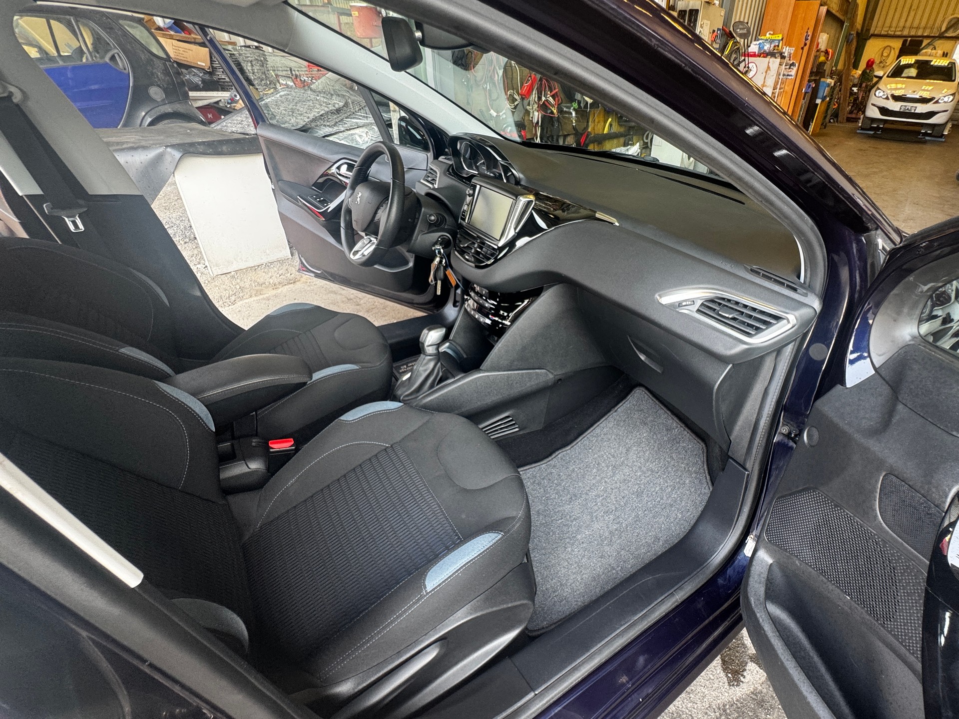 PEUGEOT 208 1.2 THP Allure-image-7