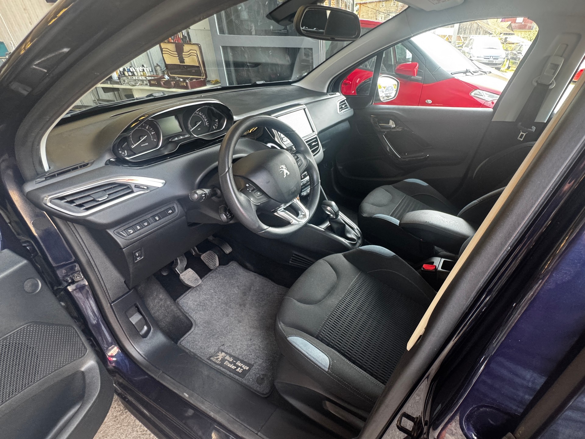 PEUGEOT 208 1.2 THP Allure-image-10