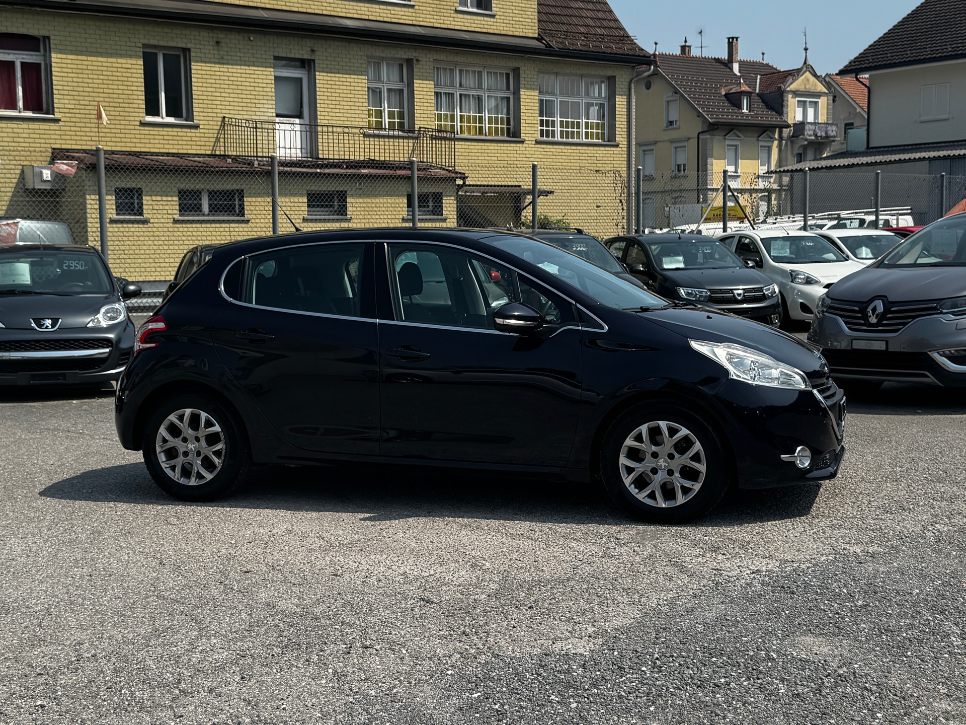 PEUGEOT 208 1.2 THP Allure-image-1
