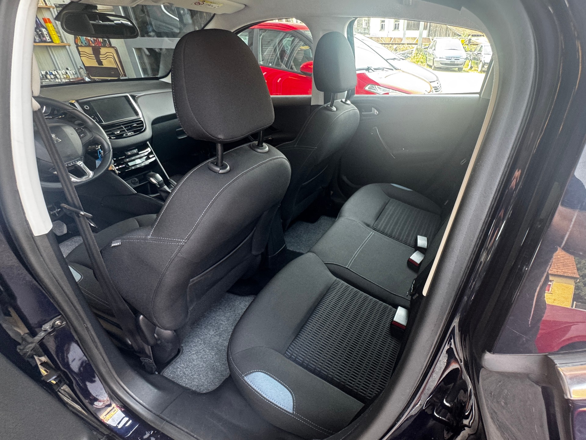 PEUGEOT 208 1.2 THP Allure-image-9