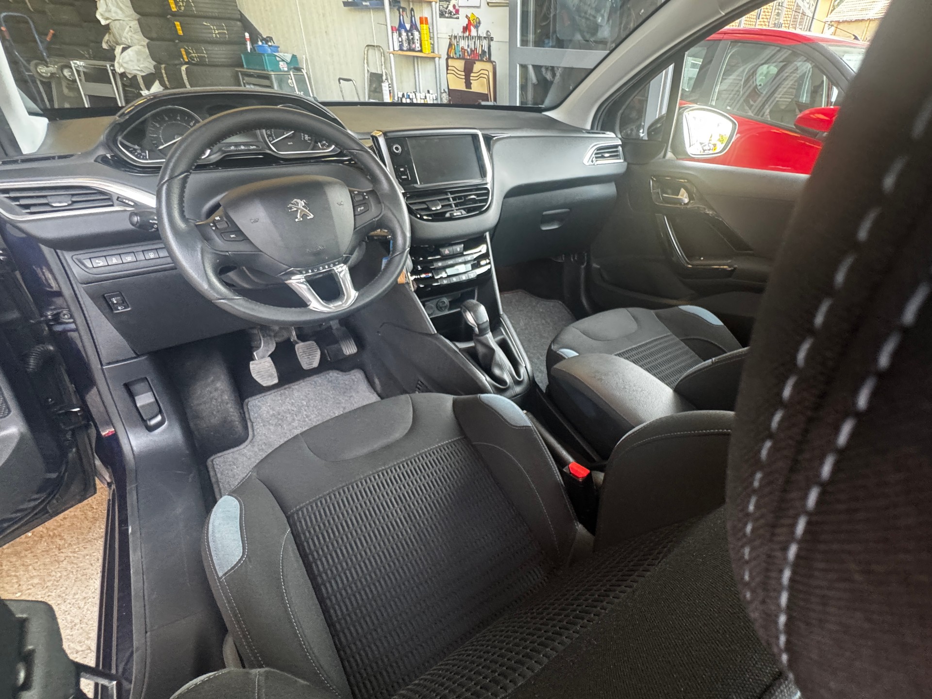 PEUGEOT 208 1.2 THP Allure-image-8