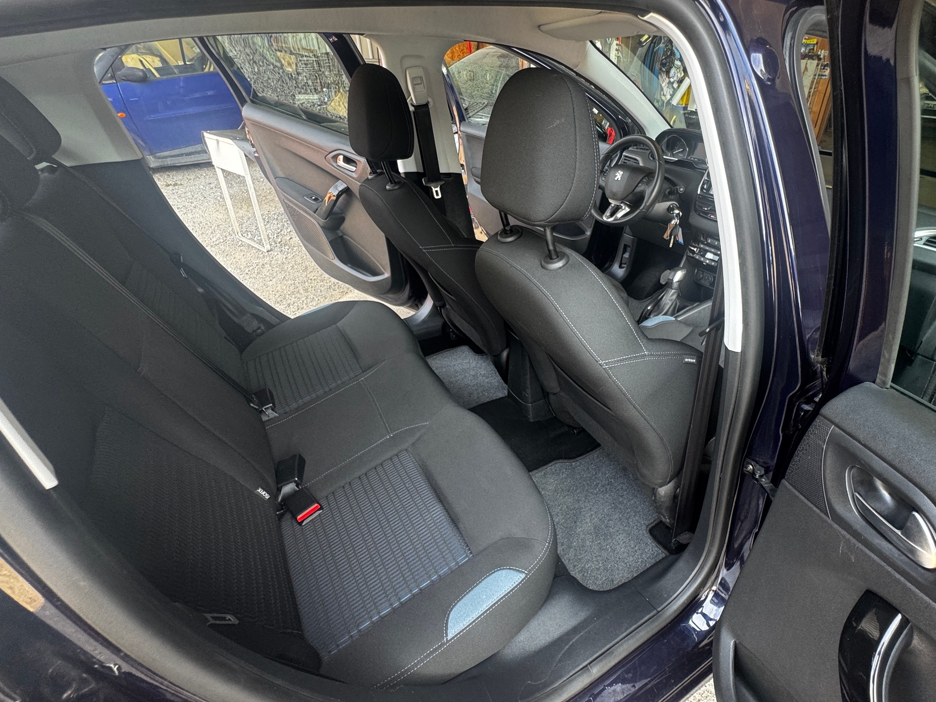 PEUGEOT 208 1.2 THP Allure-image-6