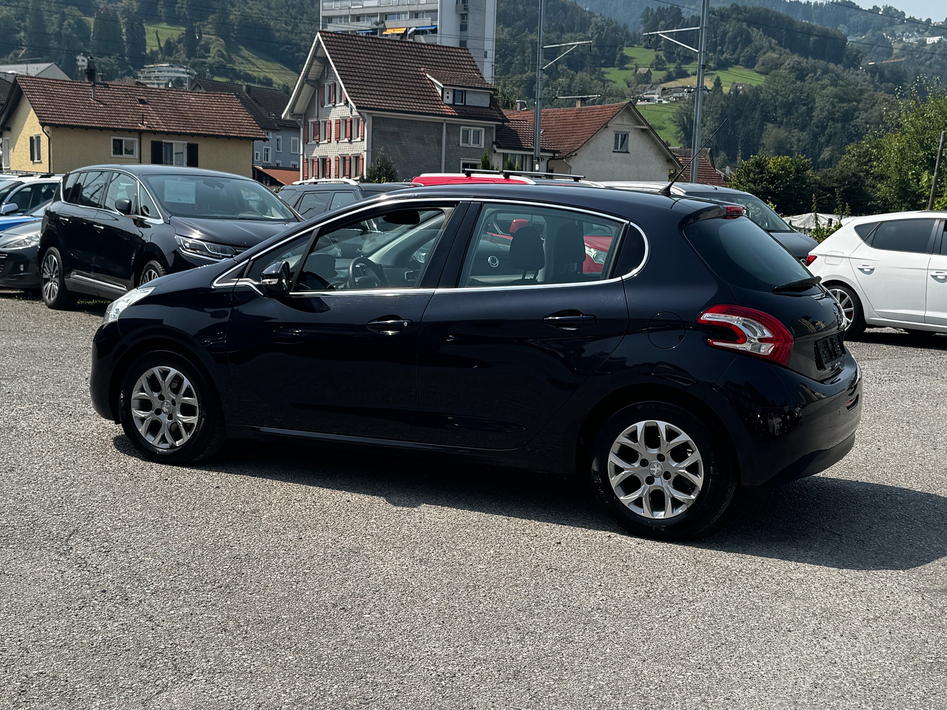 PEUGEOT 208 1.2 THP Allure-image-13