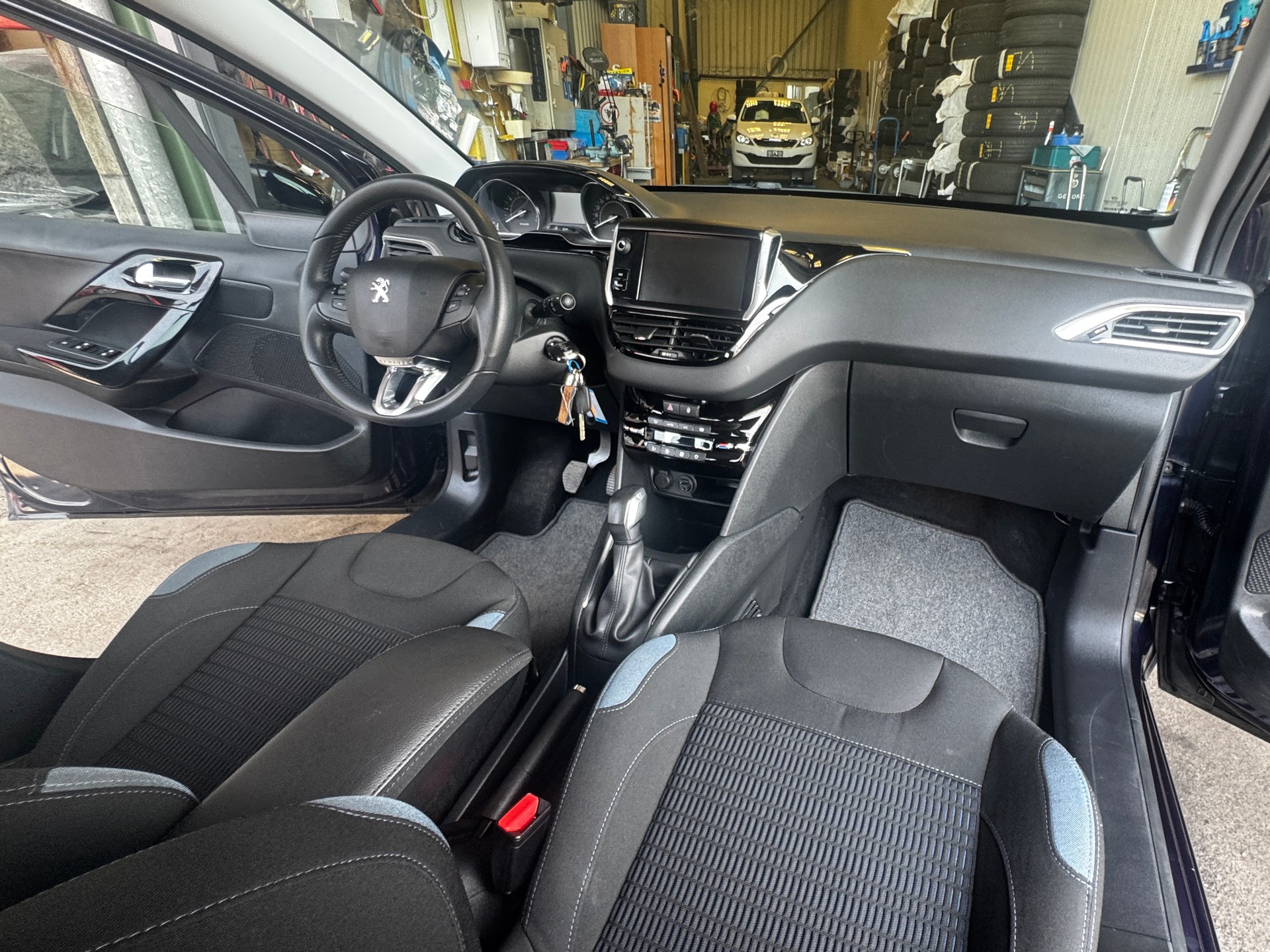 PEUGEOT 208 1.2 THP Allure-image-5