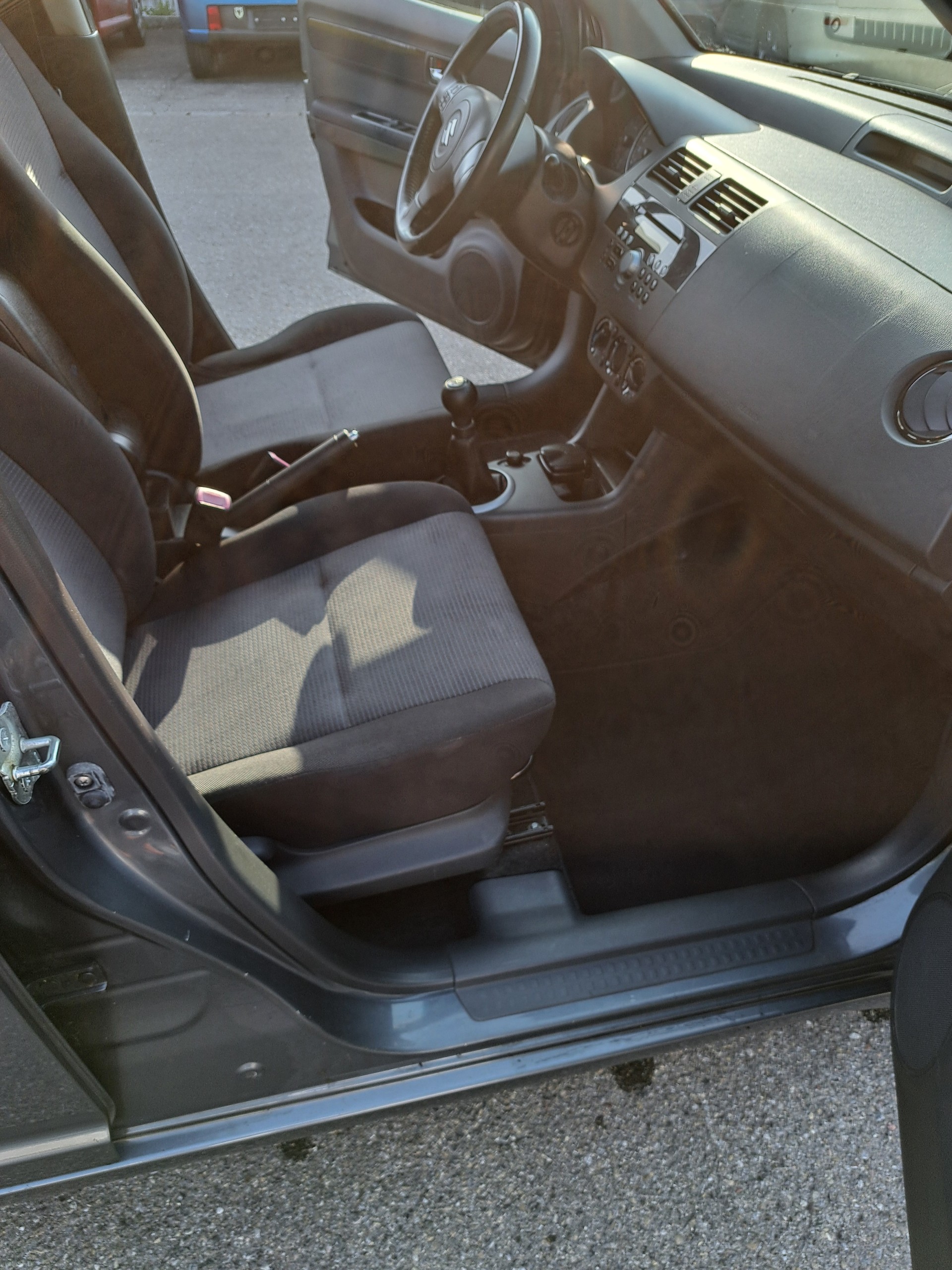 SUZUKI Swift 1.3i 16V GL Top-image-8