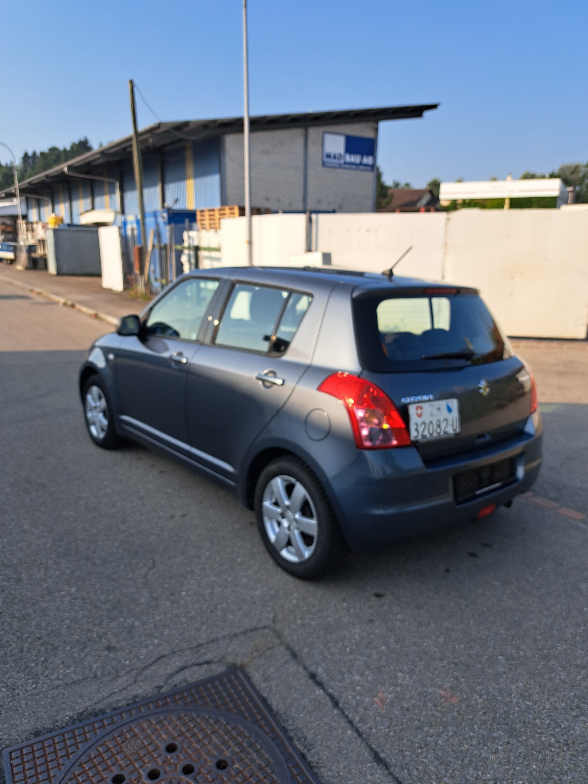 SUZUKI Swift 1.3i 16V GL Top-image-1