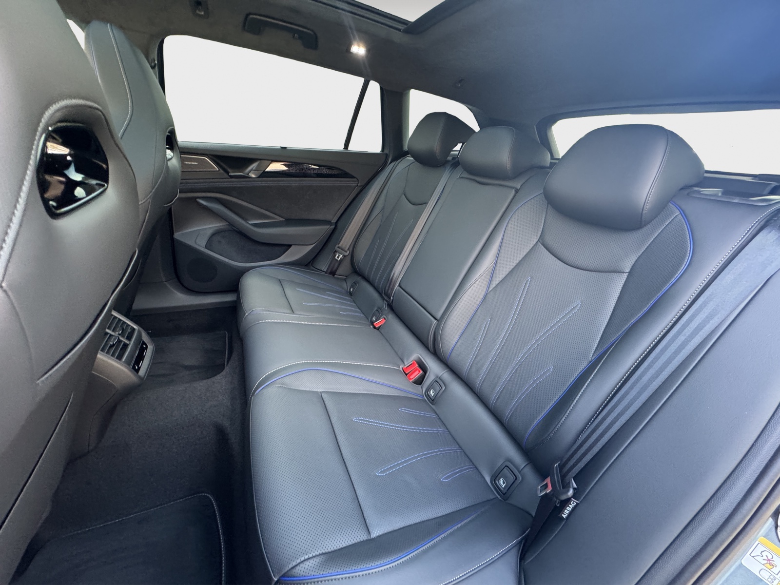 VW Passat Variant 2.0 TSI evo4 R-Line 4 Motion DSG-image-11