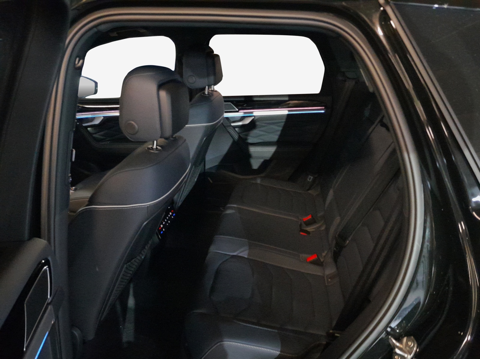 VW Touareg 3.0 TDI R-Line Tiptronic-image-11