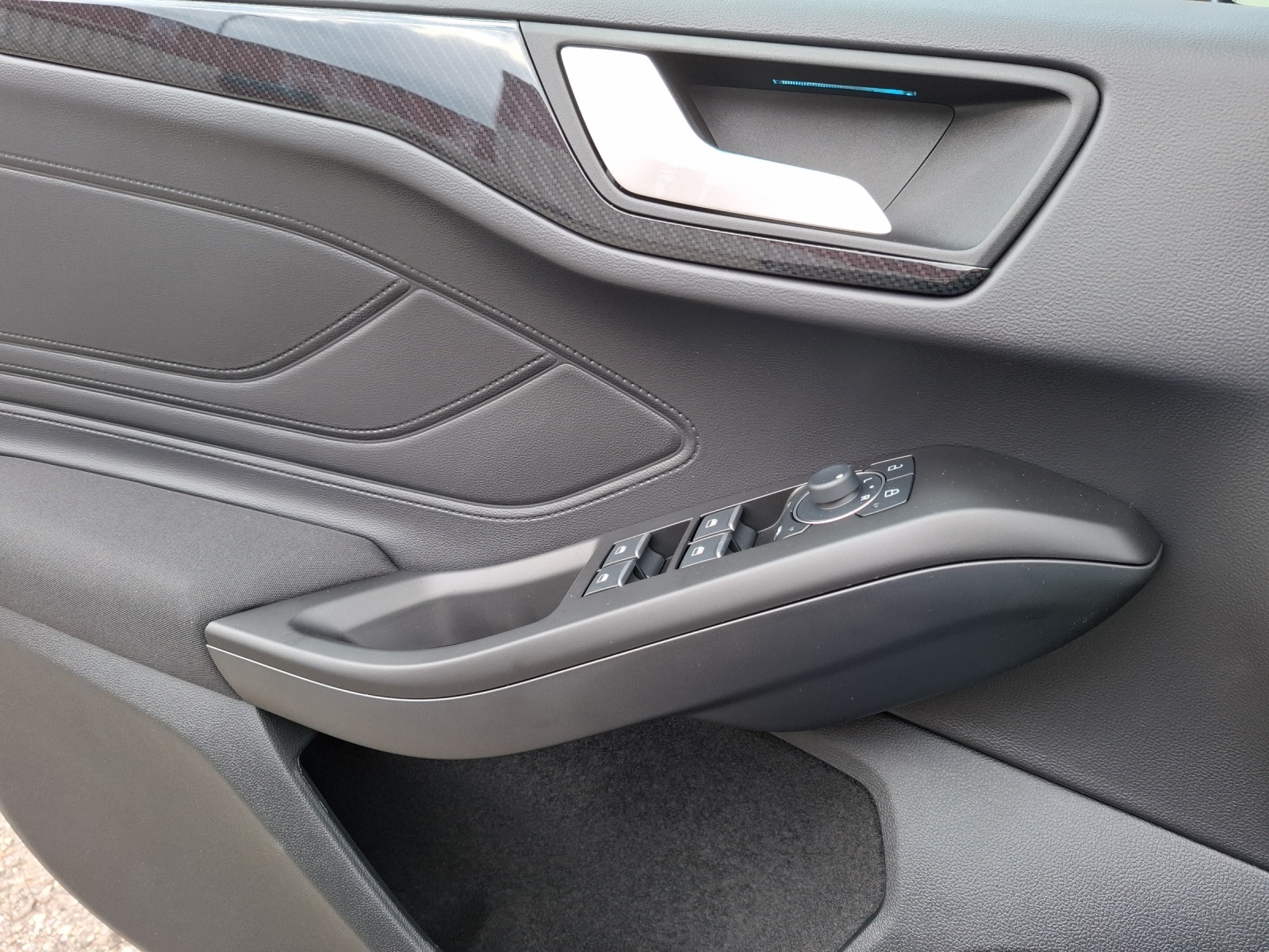 FORD Focus Station Wagon 1.0i EcoB Hybrid 155 ST-Line X-image-8