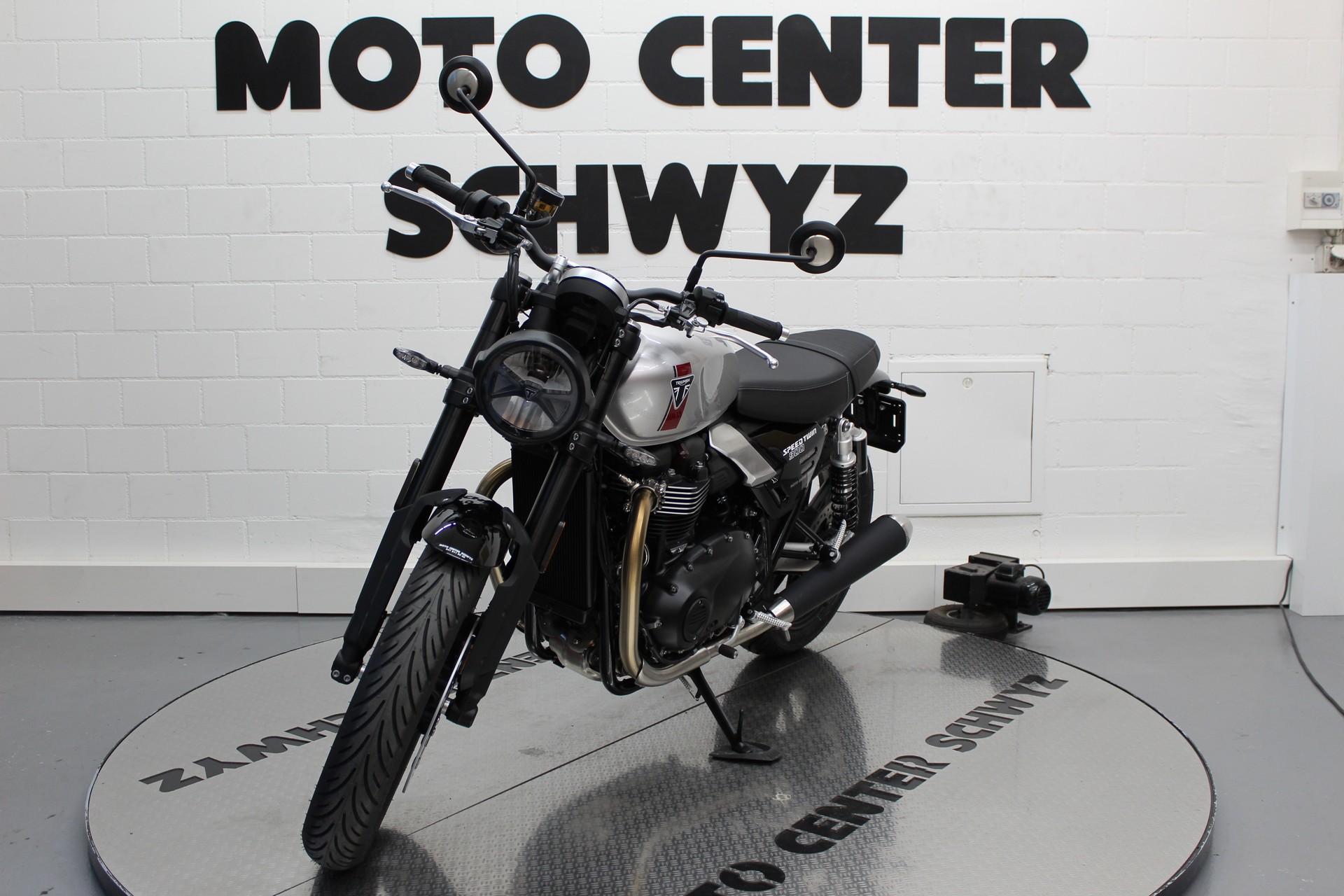 TRIUMPH Speed Twin 900-showroom-element-3