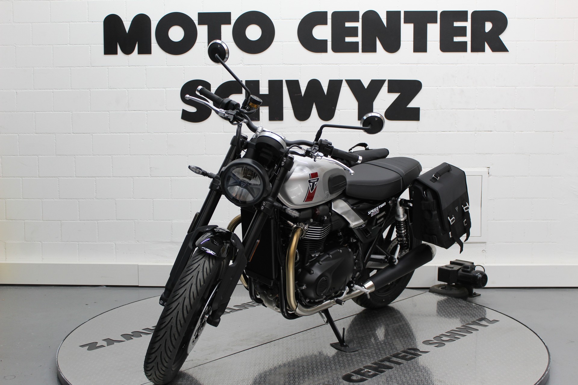 TRIUMPH Speed Twin 900-showroom-element-2
