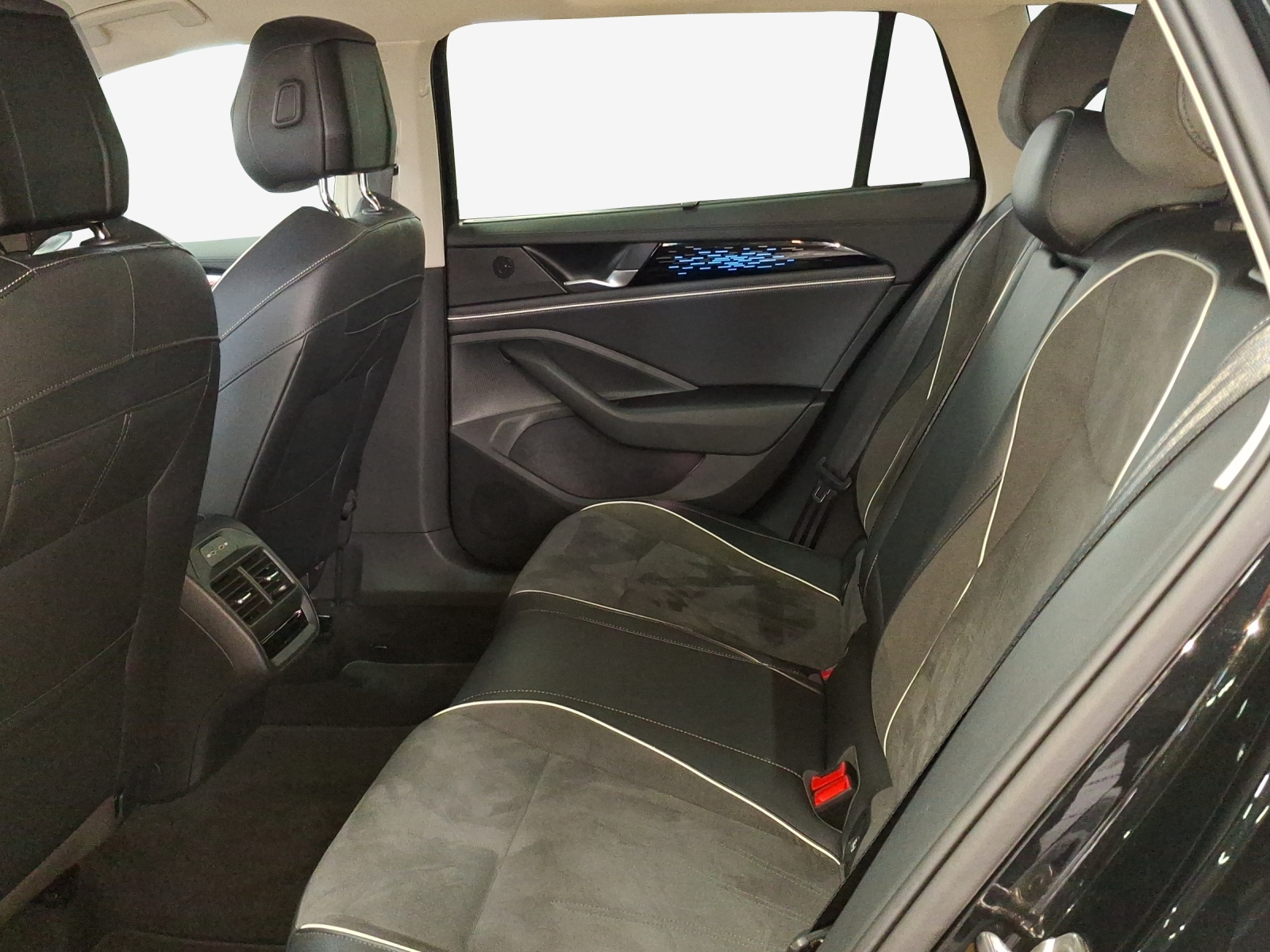 VW Passat Variant 2.0 TDI evo Elegance 4 Motion DSG-image-11