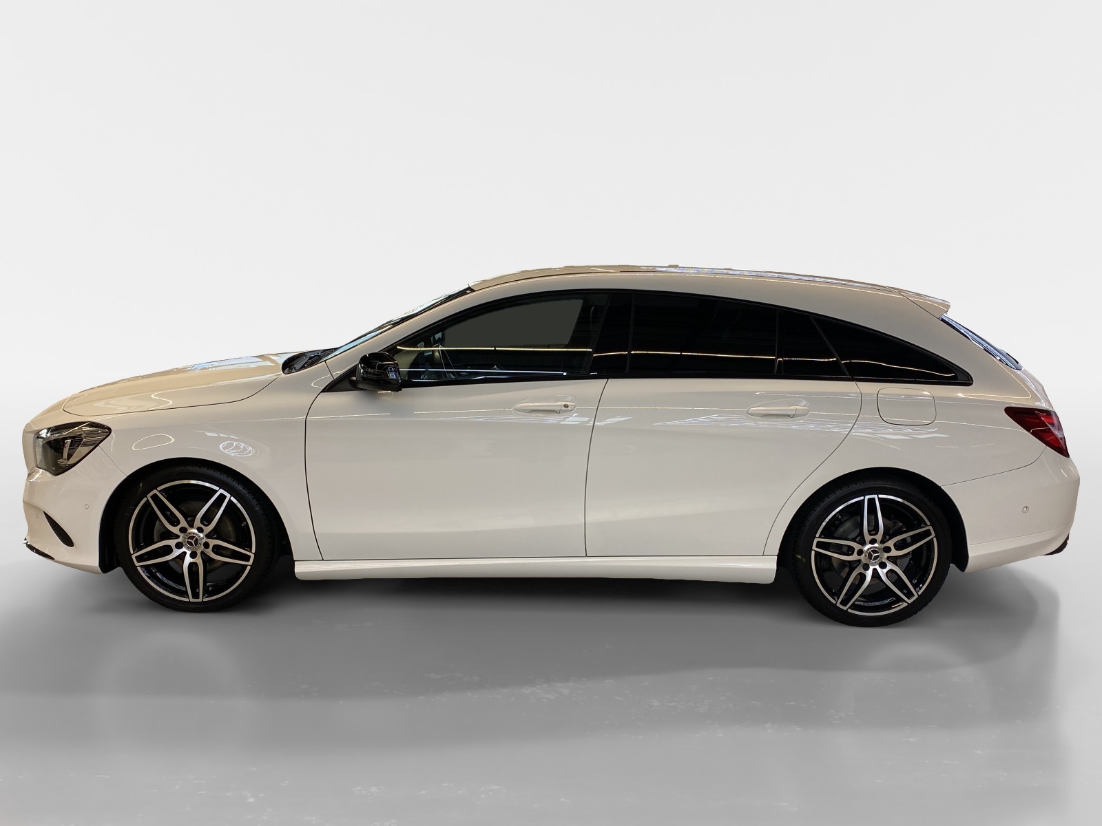 MERCEDES-BENZ CLA 200 Night Star Shooting Brake-image-2