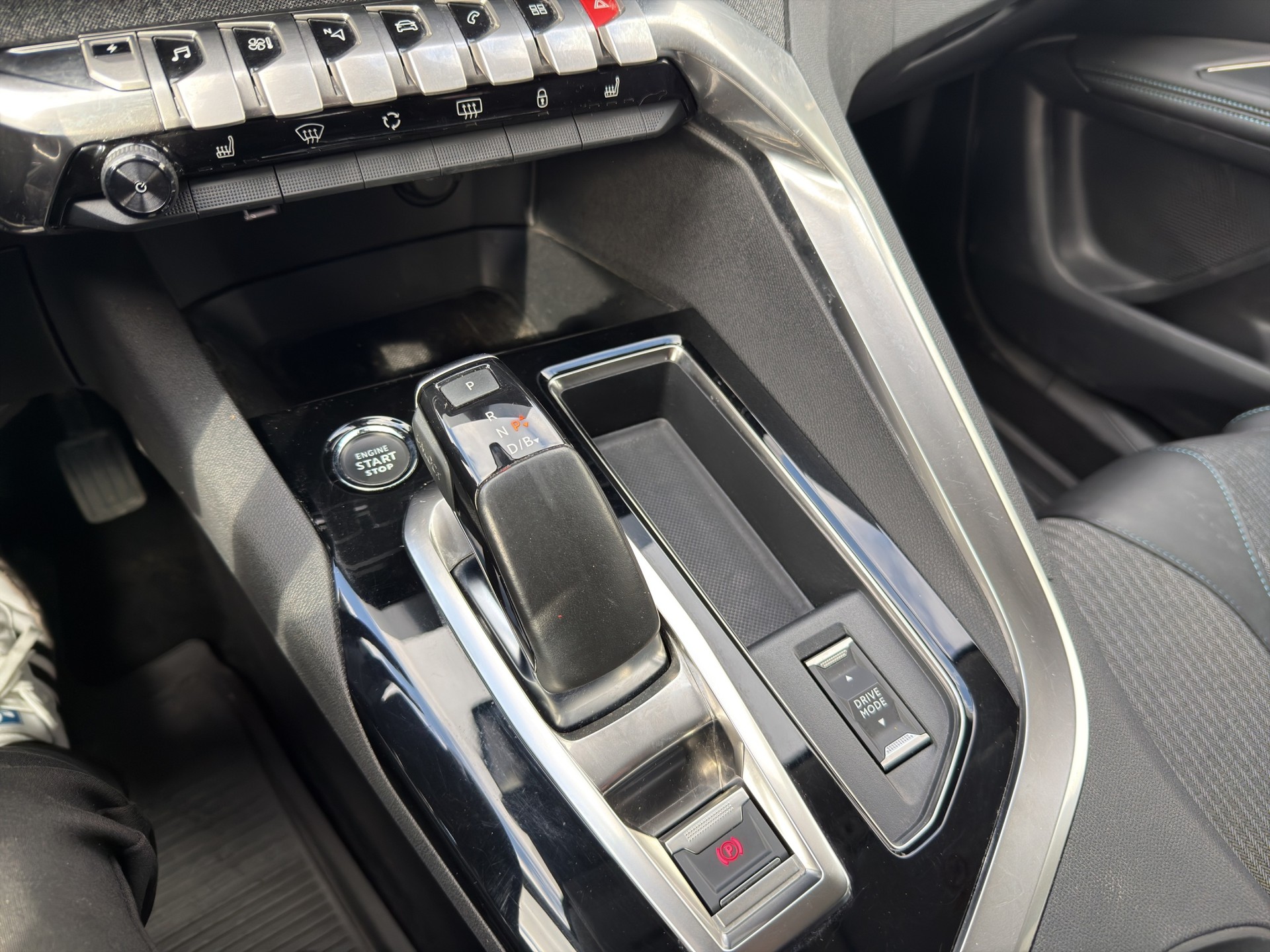 PEUGEOT 3008 1.6 PHEV Allure Pack-image-10