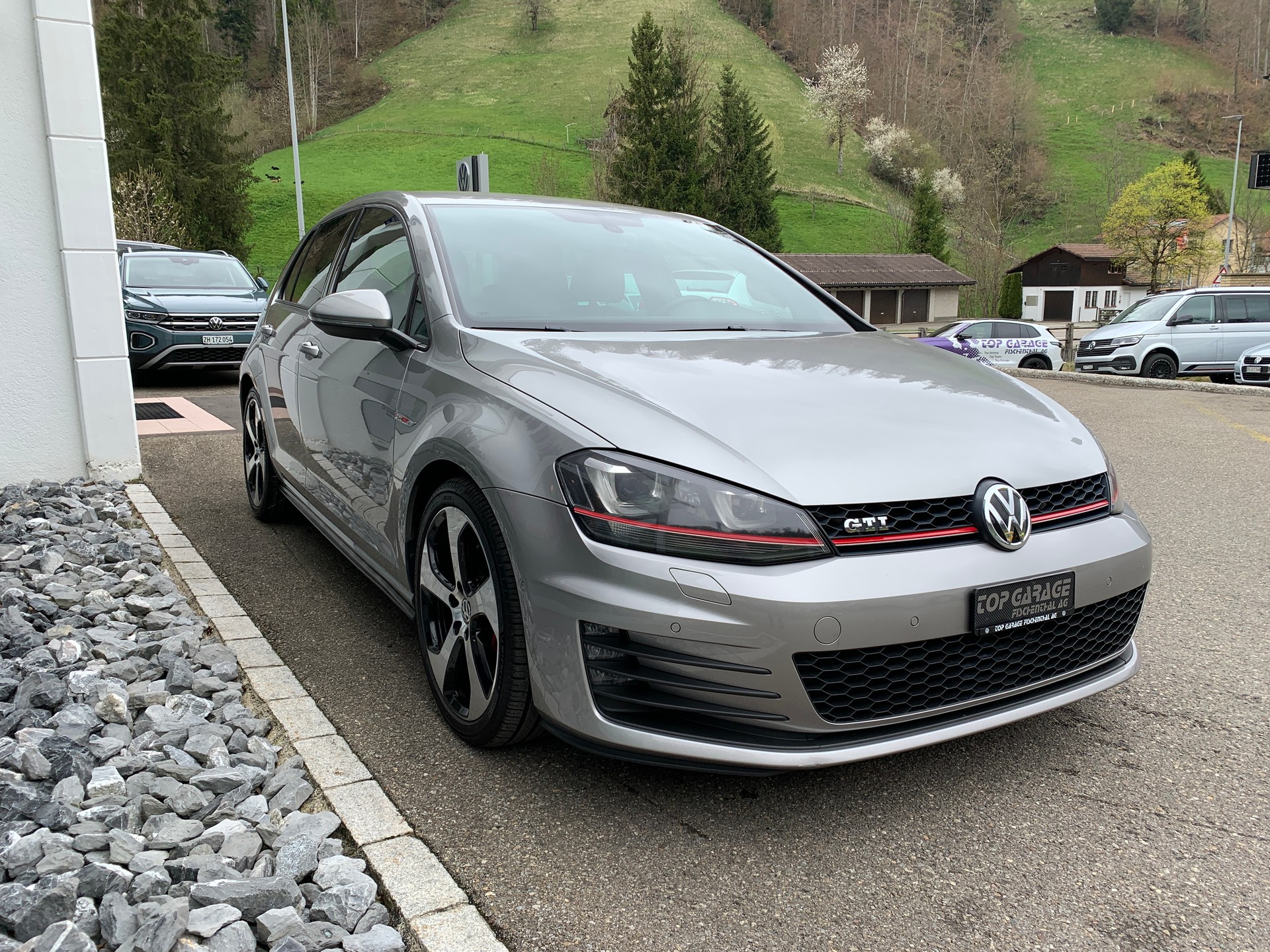VW Golf 2.0 TSI GTI-showroom-element-2