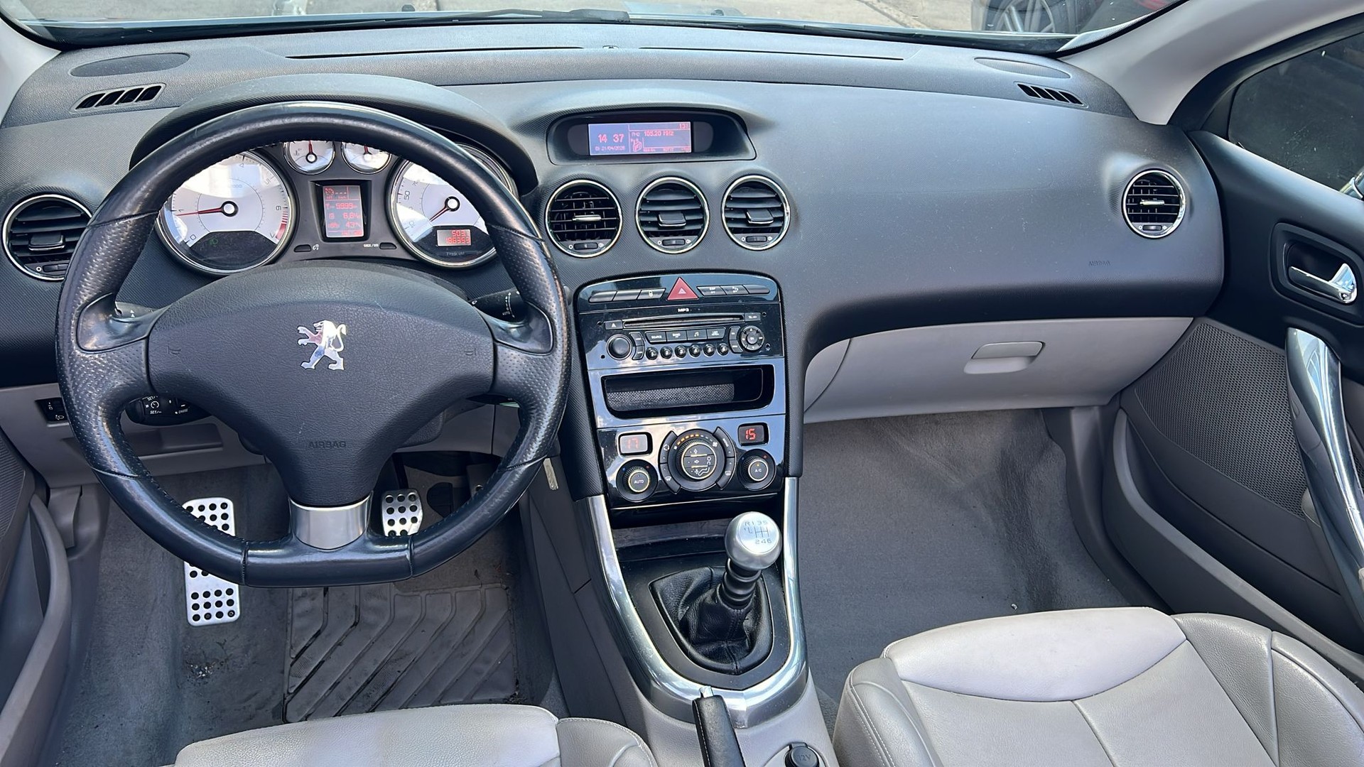 PEUGEOT 308 CC 1.6 16V Turbo Platinum-image-11